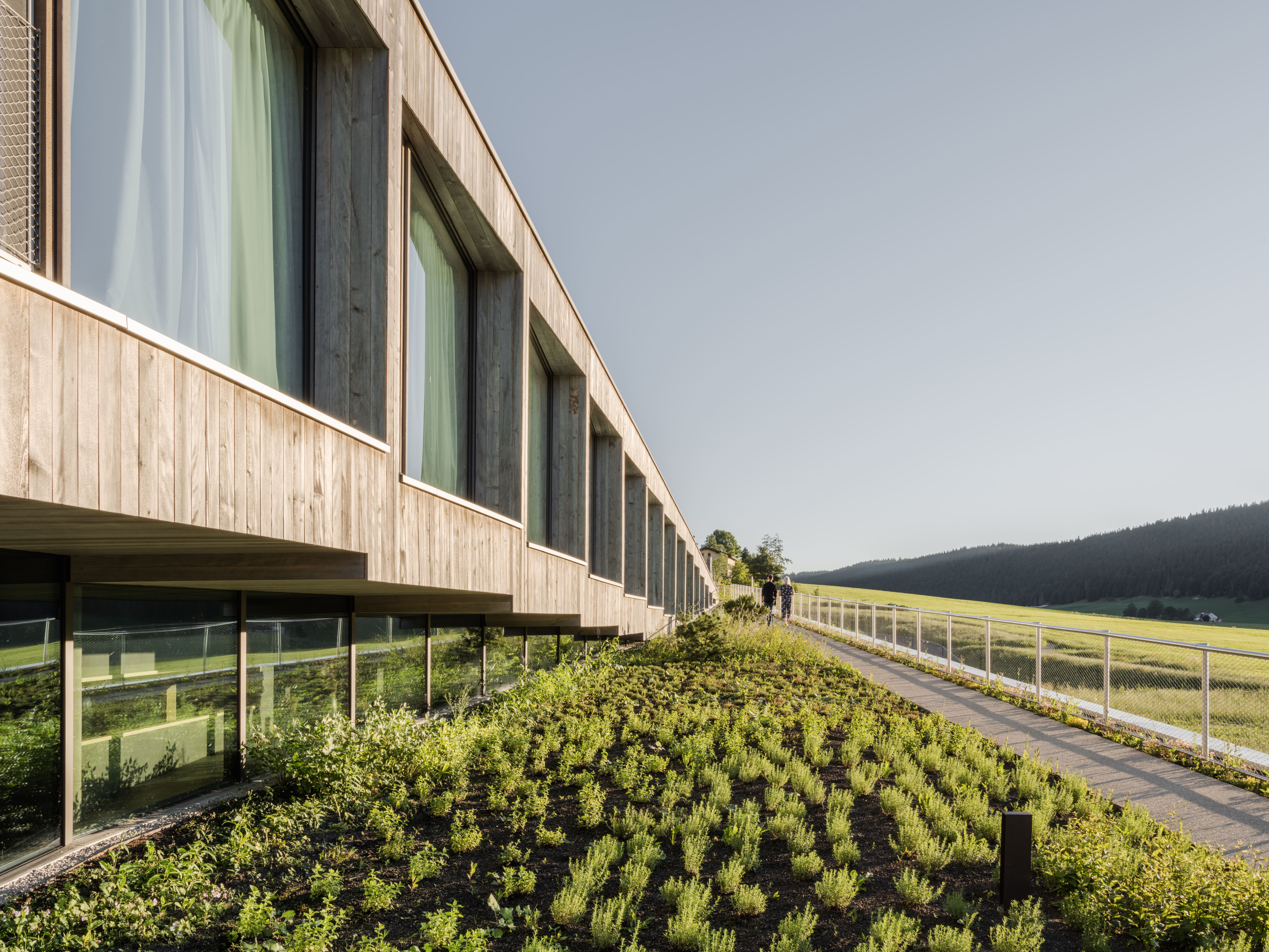 木格栅外墙呼应当地传统木屋， 与山谷景致形成温暖的对话。 （ © Maris Mezulis ）