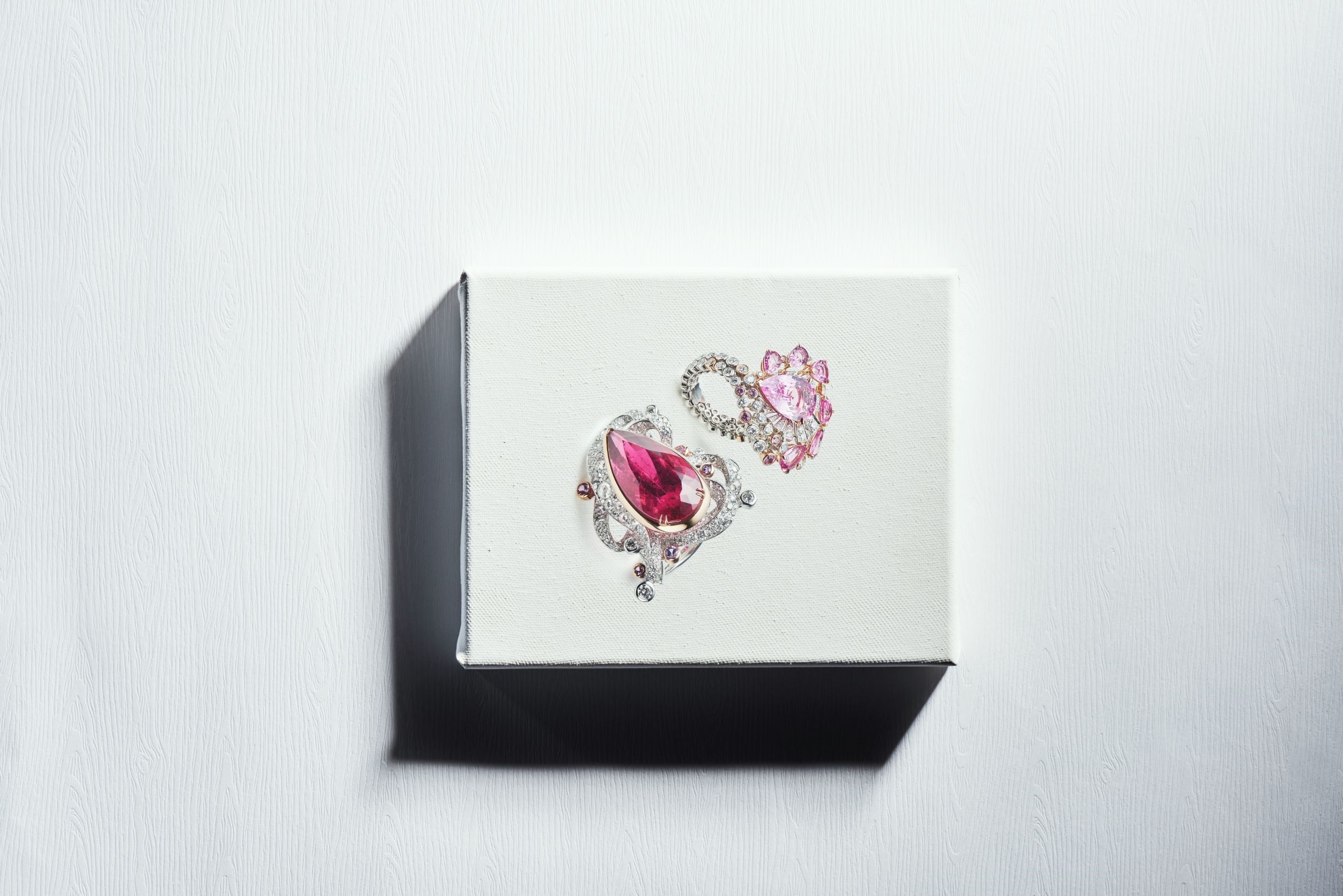 右：Lueurs d'Orage 戒指，约 6.23 克拉梨形粉红刚玉、粉红刚玉、圆钻／Chaumet。左：以爱之名戒指，21.86 克拉红碧玺、彩色刚玉、玫瑰式车工钻石、圆钻／Anna Hu。