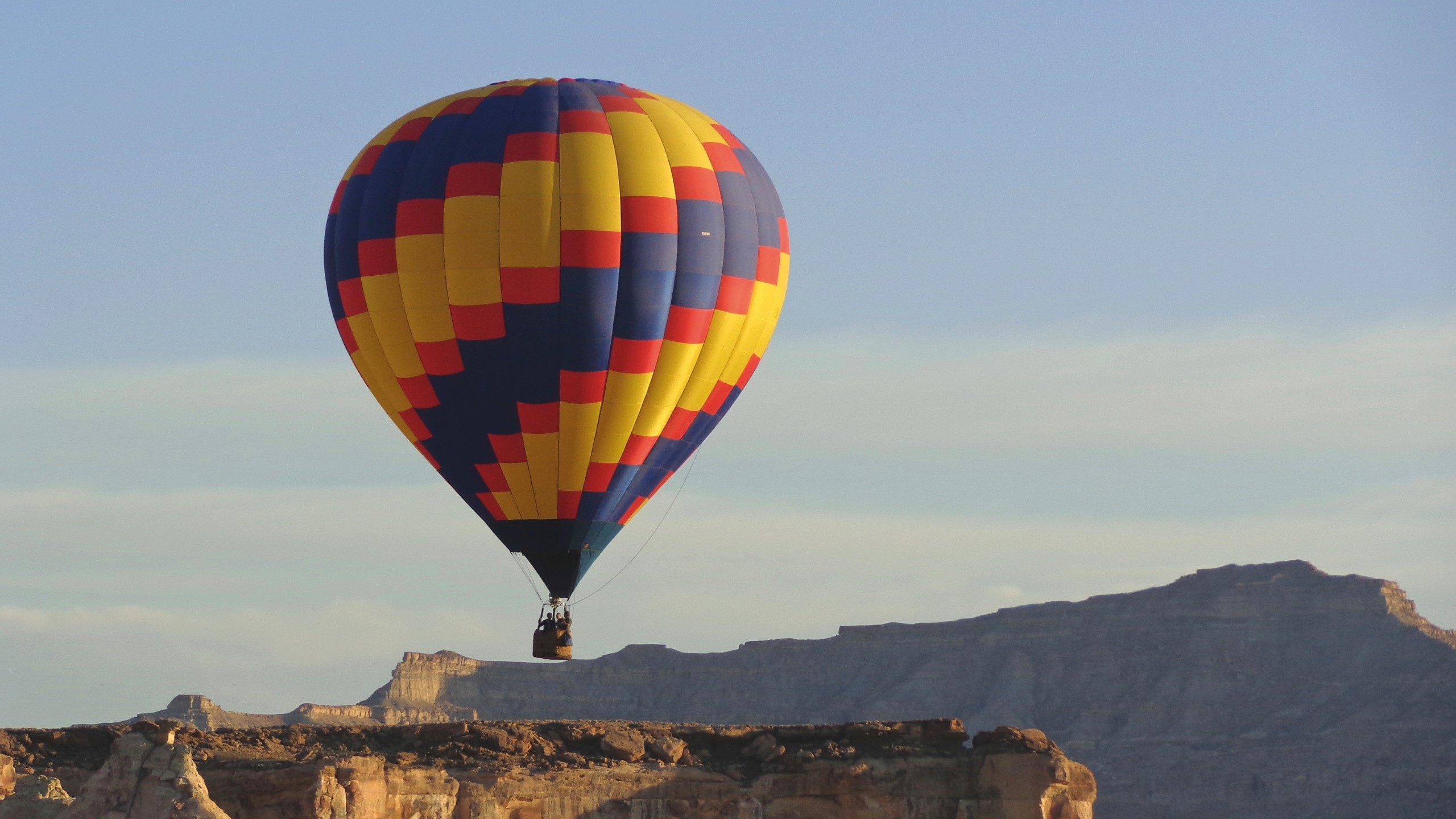 Camp Sarika by Amangiri 的熱氣球行程，將帶領遊客鳥瞰包威爾湖、納瓦霍山、Vermillion 懸崖等景點。