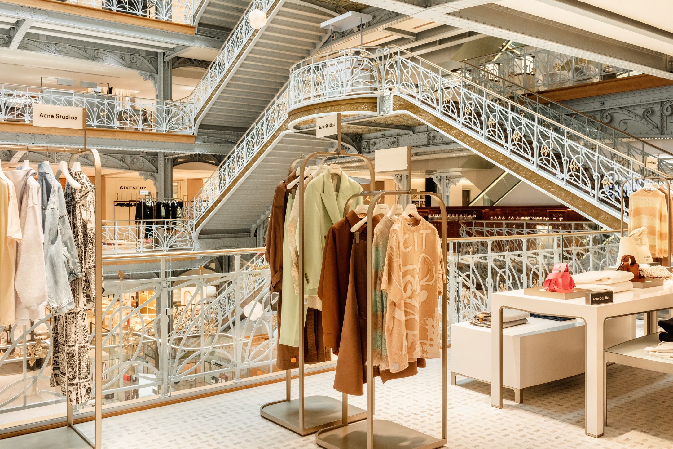 開放式的樓層平台營造出充滿交流的購物情境。