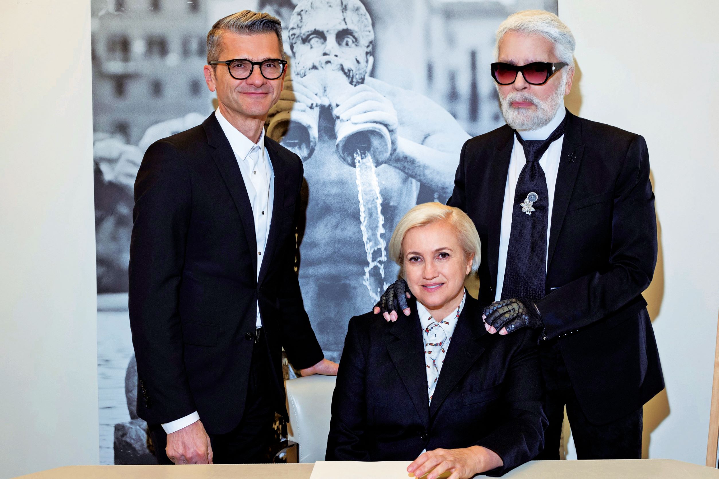 Fendi 王國曾經的三巨頭：家族第三代傳人 Silvia Venturini Fendi（中）、傳奇創意總監 Karl Lagerfeld（右）與 Serge Brunschwig，現在將由英國籍創意總監 Kim Jones 繼續開創「Fun Fur」的無限可能。
