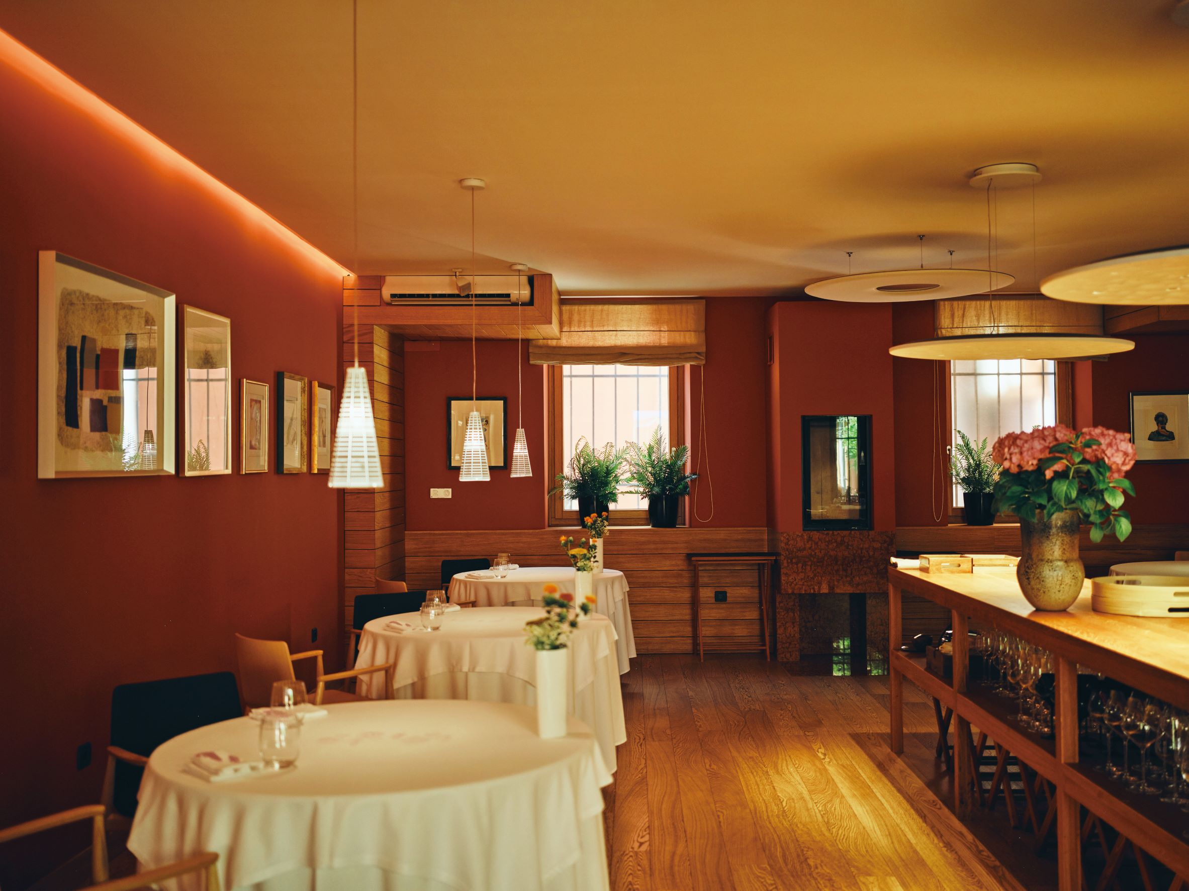 在 Hiša Franko 餐廳裡，以磚紅色牆面、原木地板和木質桌椅，妝點出溫馨的空間氛圍。