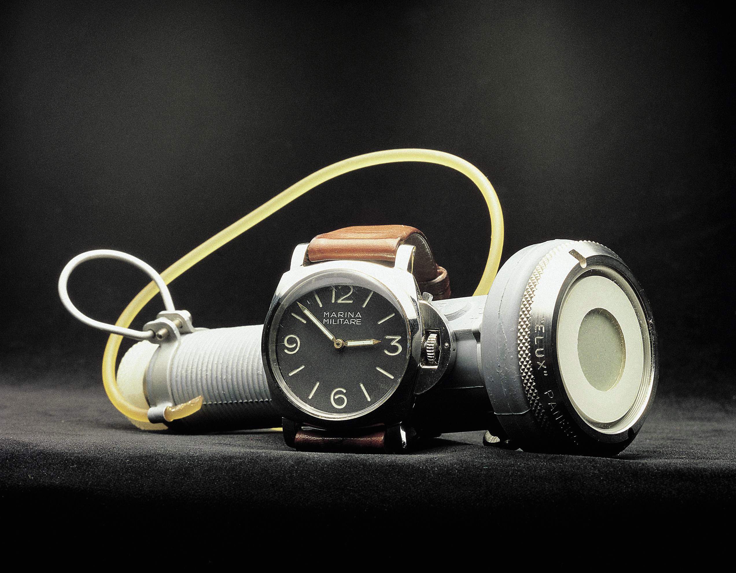 沛納海標誌性護橋設計，用意是以壓力桿保護錶冠在水下不受影響而進水，可說是水下作業用錶的頂級裝備。Luminor 取名來自於夜光物料「氚」，是為「氫」同位素，取代 Radiomir 系列的「鐳」作為夜光塗料，並延續 Radiomir 1940 的寬廣扁平枕型錶殼、一體成型鑄造優點，沛納海在 1949 年註冊為品牌專利後，Luminor 1950 系列腕錶宣告問世。