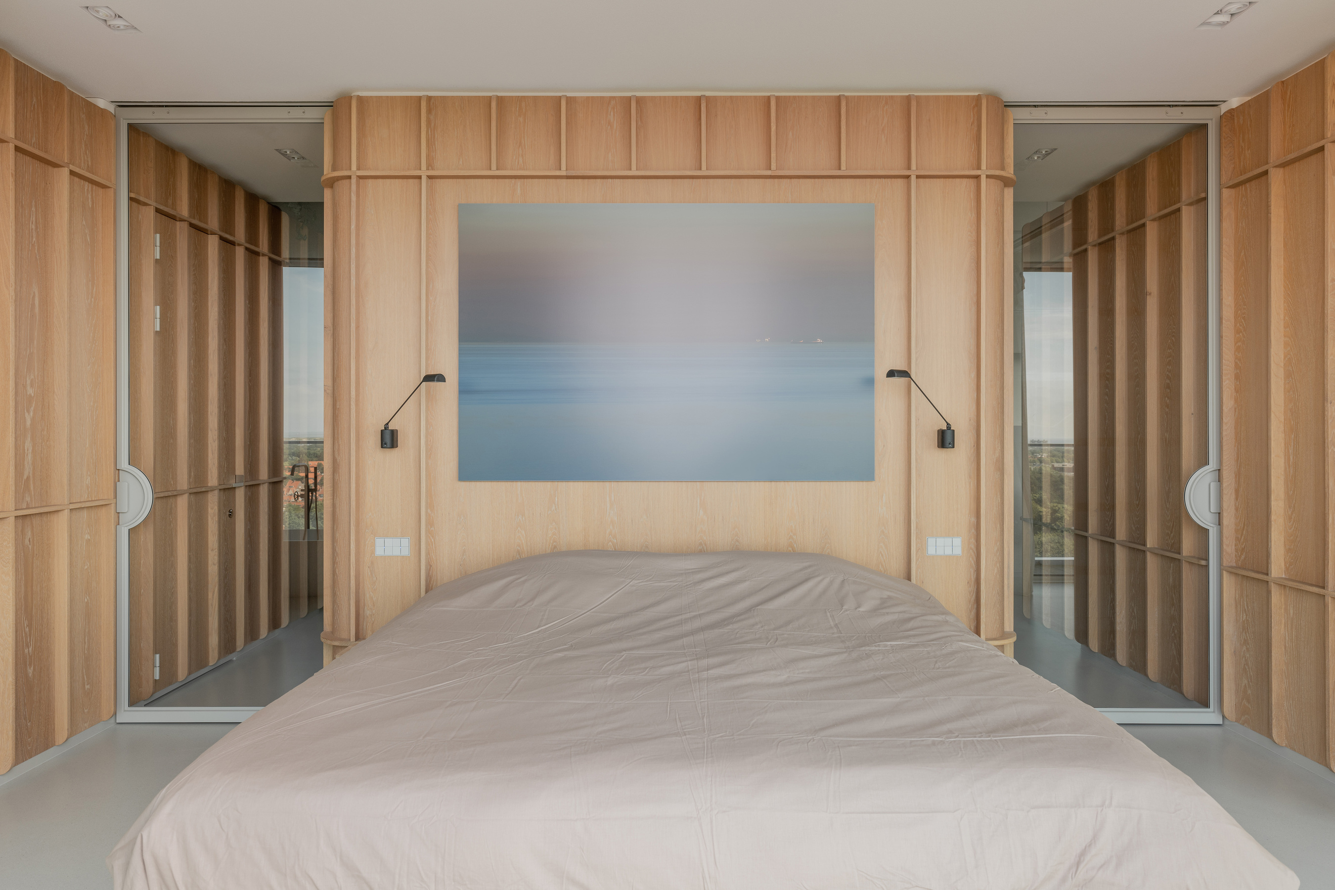 引入独立式橡木量体取代传统布局，主卧室也能拥有没有阻挡的高空景观。