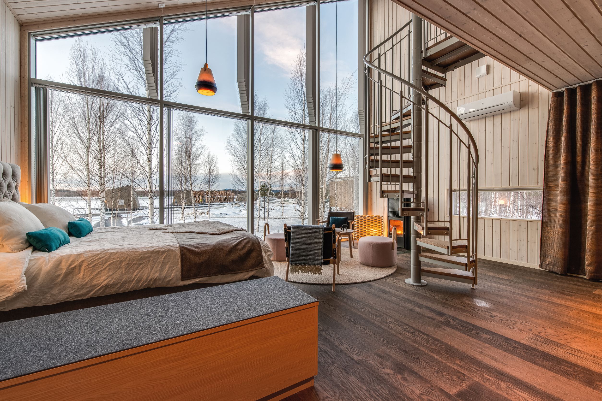 空間挑高的岸上木屋別墅，特別設計有一大面落地窗牆，讓賓客能盡享極地風光。