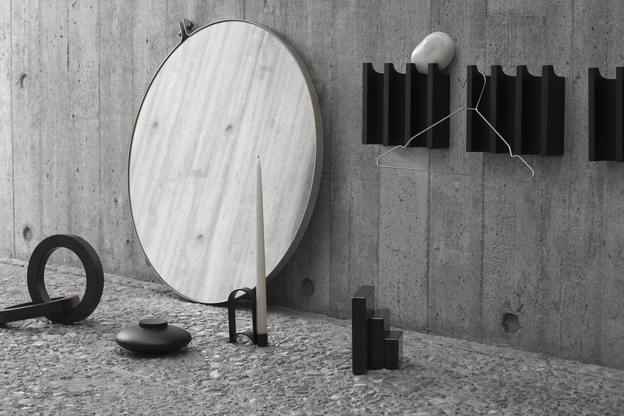 讓鋼材優雅地框住鏡面，極簡不失品味，正是 Kristina Dam 所打造出極簡主義極致美感的 Dowel Mirror。