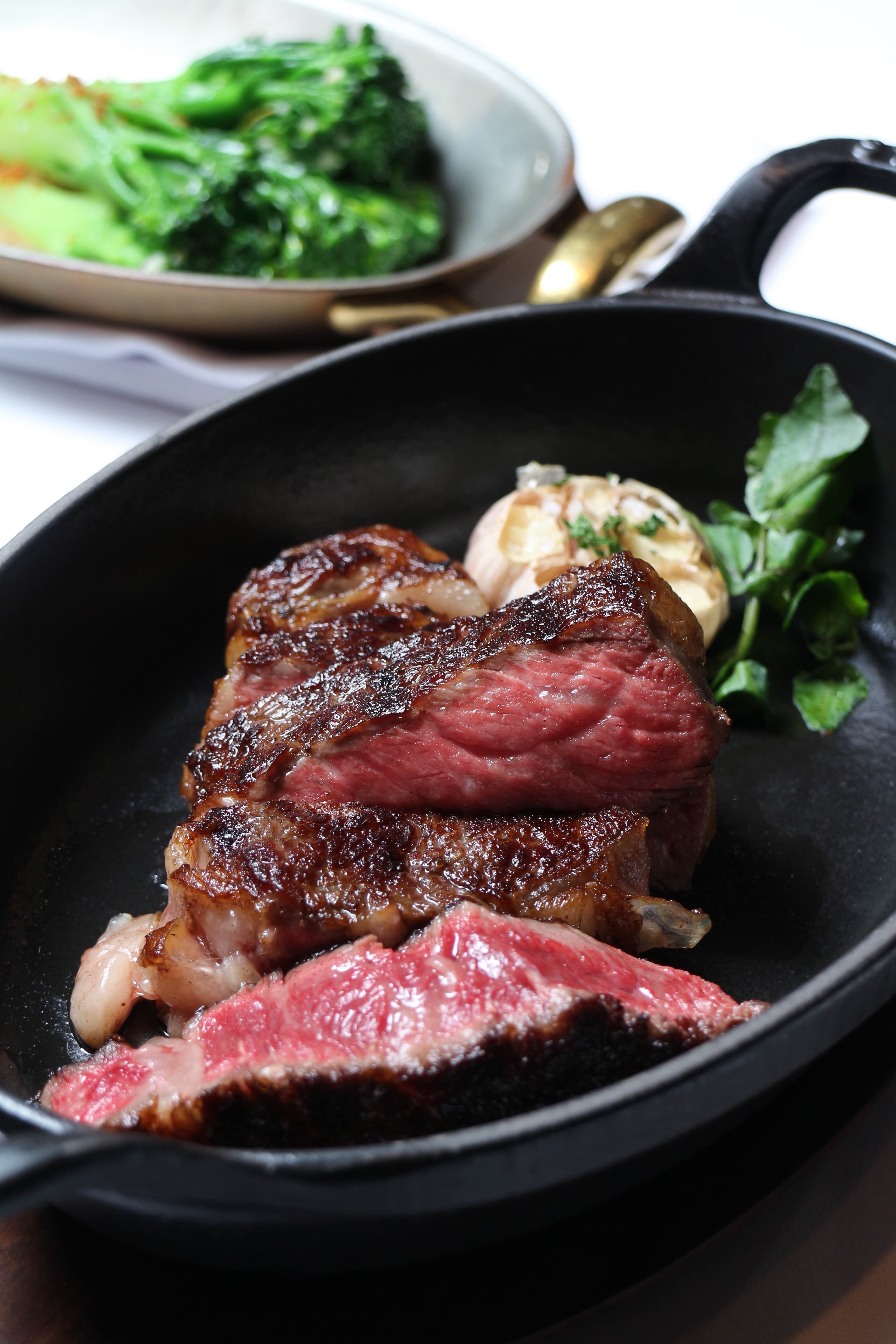 老饕牛排是鄧有癸首創，多年來一直是他的拿手絕活。