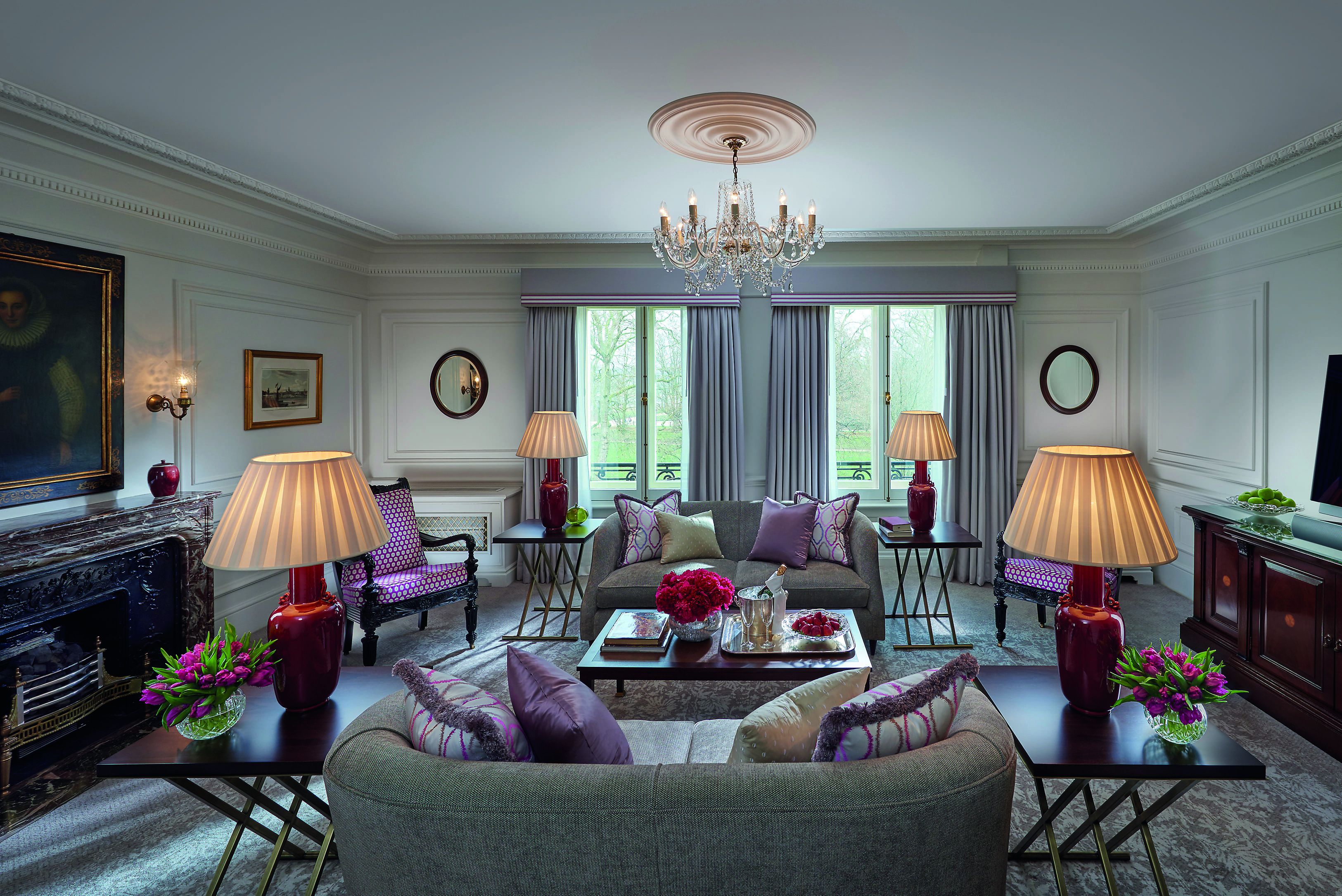 景观套房设计明亮优雅，暖灰色调为空间增间舒适氛围。