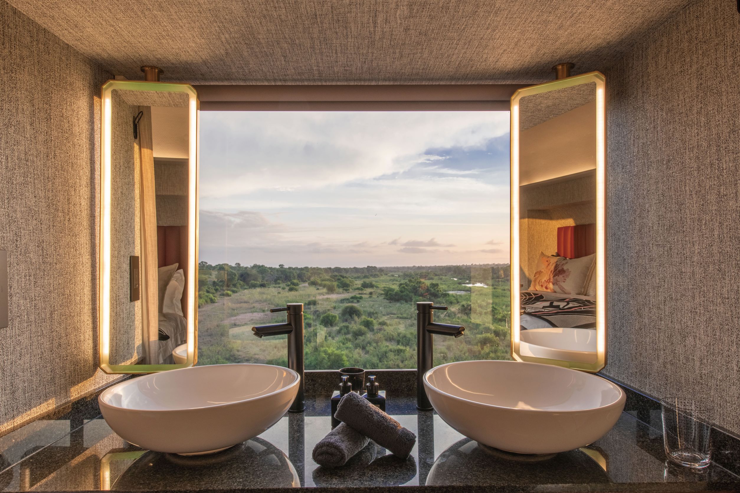 車廂客房裡的豪華衛浴，從洗手台到浴缸區也都享有絕佳的賞景視野。