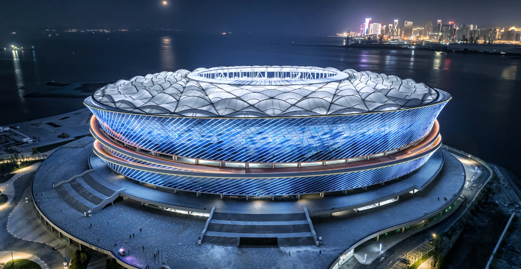 Suoyuwan Stadium 以半透光的蓝色外墙，描绘美丽的浪潮。
