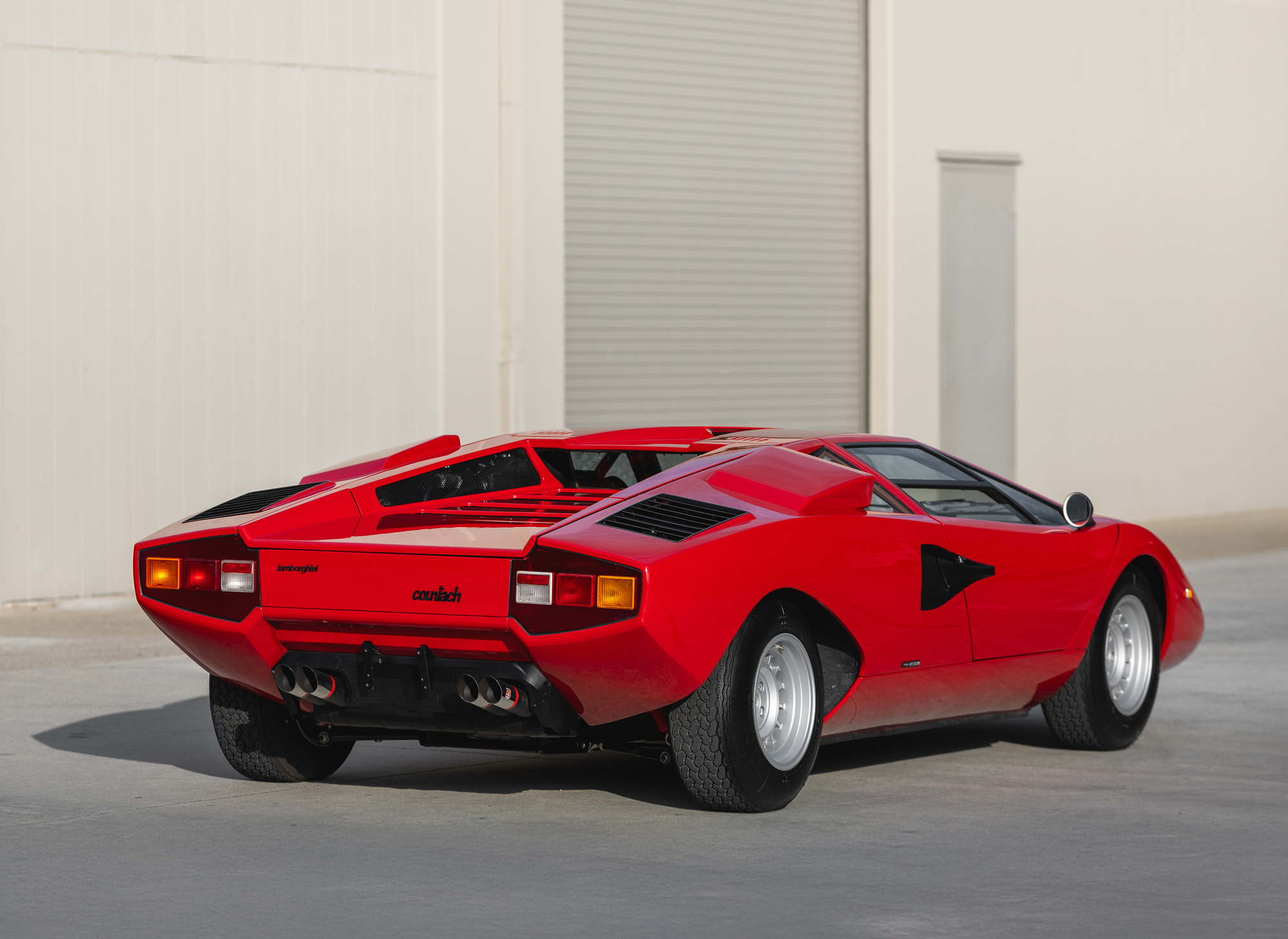 诞生于 1970 年代的 Countach，堪称 Marcello Gandini 设计师的指标大作，即便诞生已超过 50 年，整体仍属极为前卫。