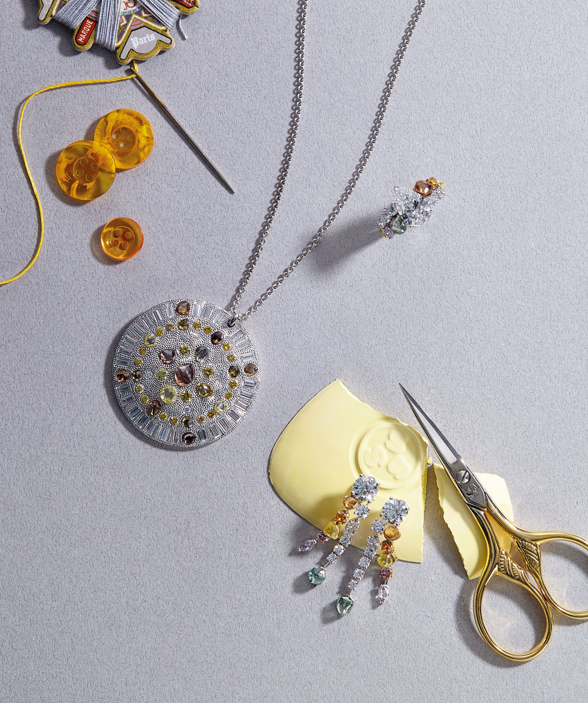 De Beers Talisman 10 周年 18K 白金圆盘大型链坠。 De Beers Diamond Legends 系列镶嵌白色与彩色抛光美钻及钻石原石 Vulcan 高级珠宝钻石耳环。 De Beers Diamond Legends 系列镶嵌 3.53 克拉梨形切割白钻、白色与彩色抛光美钻及钻石原石 Vulcan 高级珠宝钻石戒指。