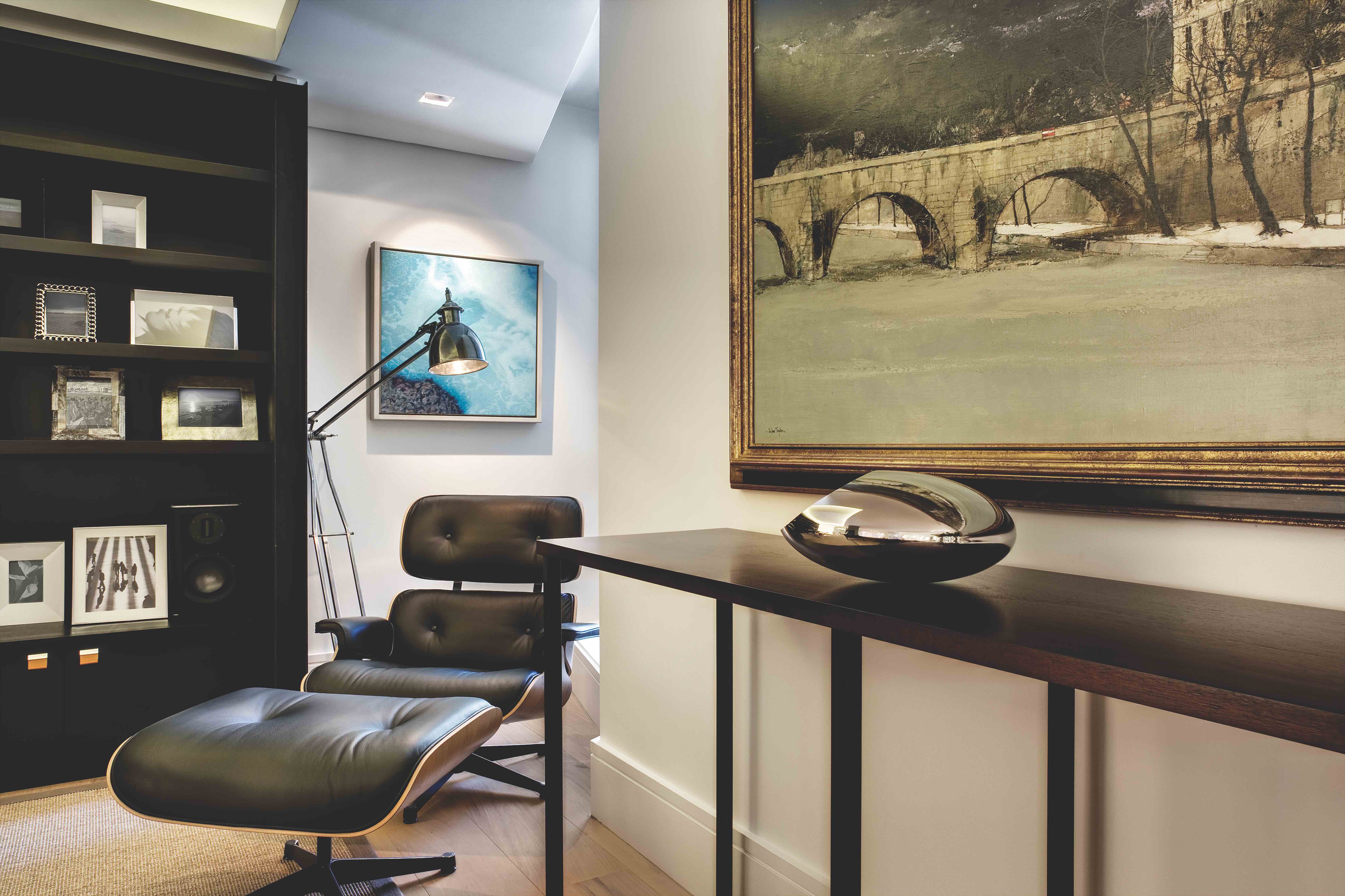 以大地色為主的書房，是整個宅邸中最隱密的角落。