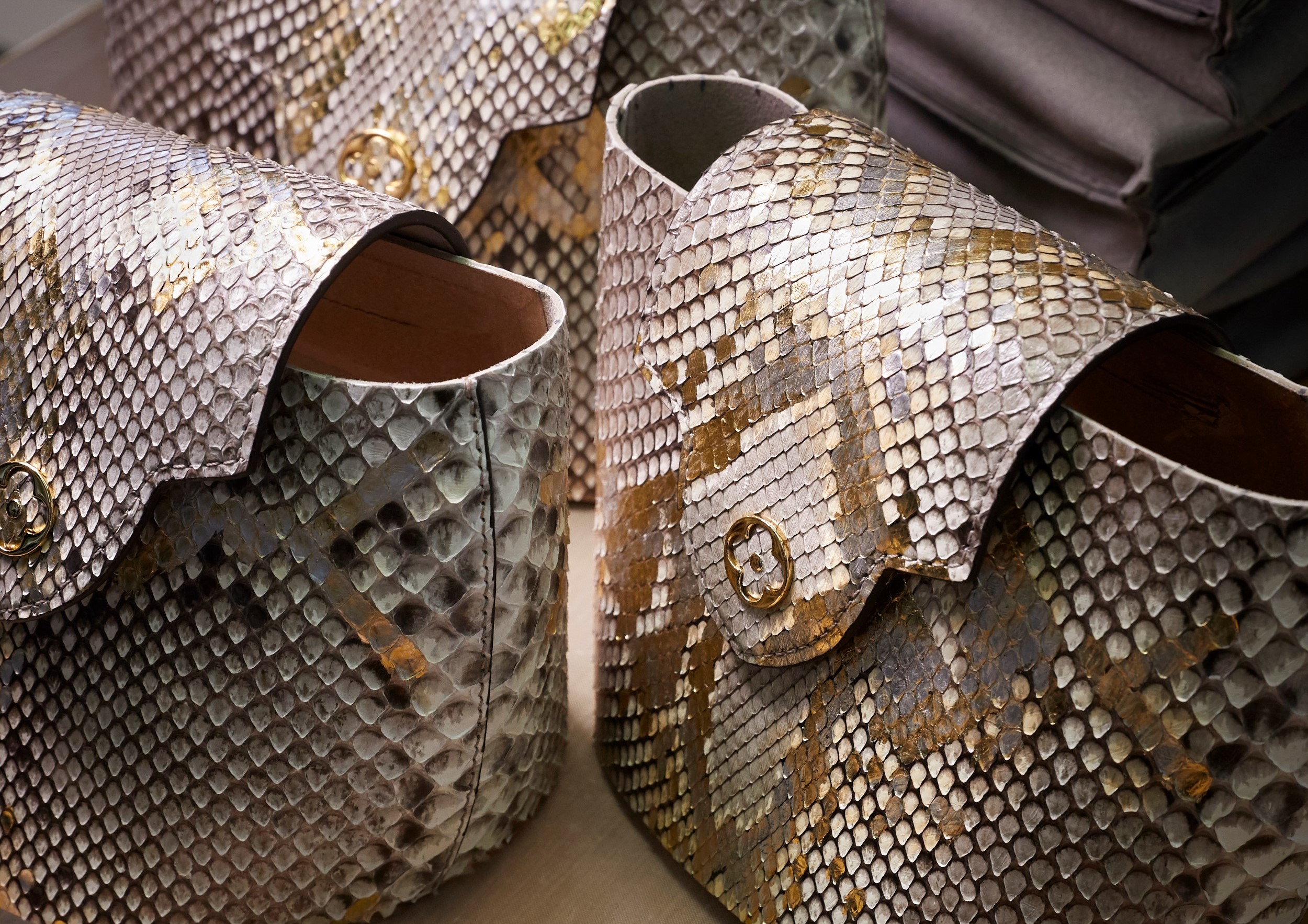 Louis Vuitton 自创立起就极为重视技术工法，也从不吝惜投资成本开发珍稀材质，这份由时间与稀有性架构而成的独特尊荣感，Michael Burke 认为是品牌以无比耐心换取的成就。