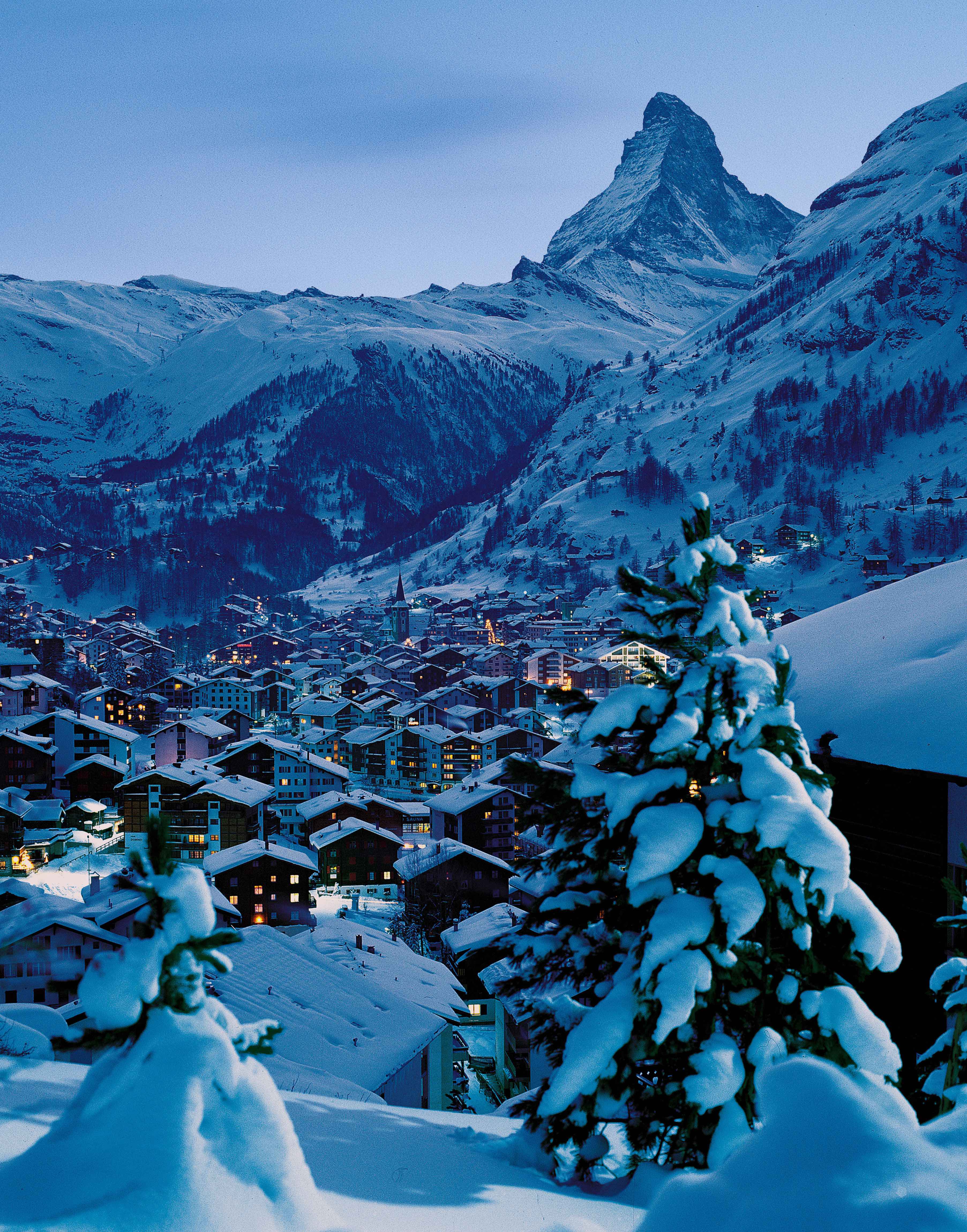 以冰河列車連接聖莫里茲的策馬特，除了是瑞士另一個滑雪勝地，同時也是欣賞馬特洪峰巍峨山景的最佳去處。