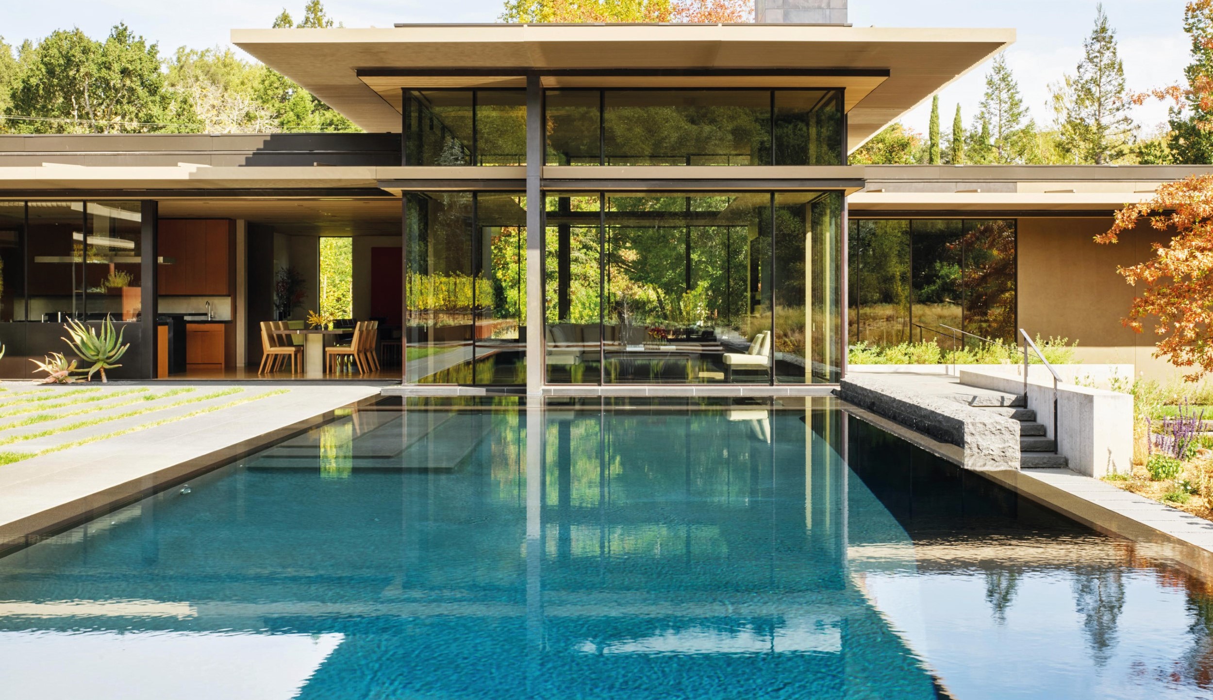 由無邊際泳池構成的主屋外部景色，展現出通透地呼吸感，也藉由水的元素延伸建築與自然之間的界線。
