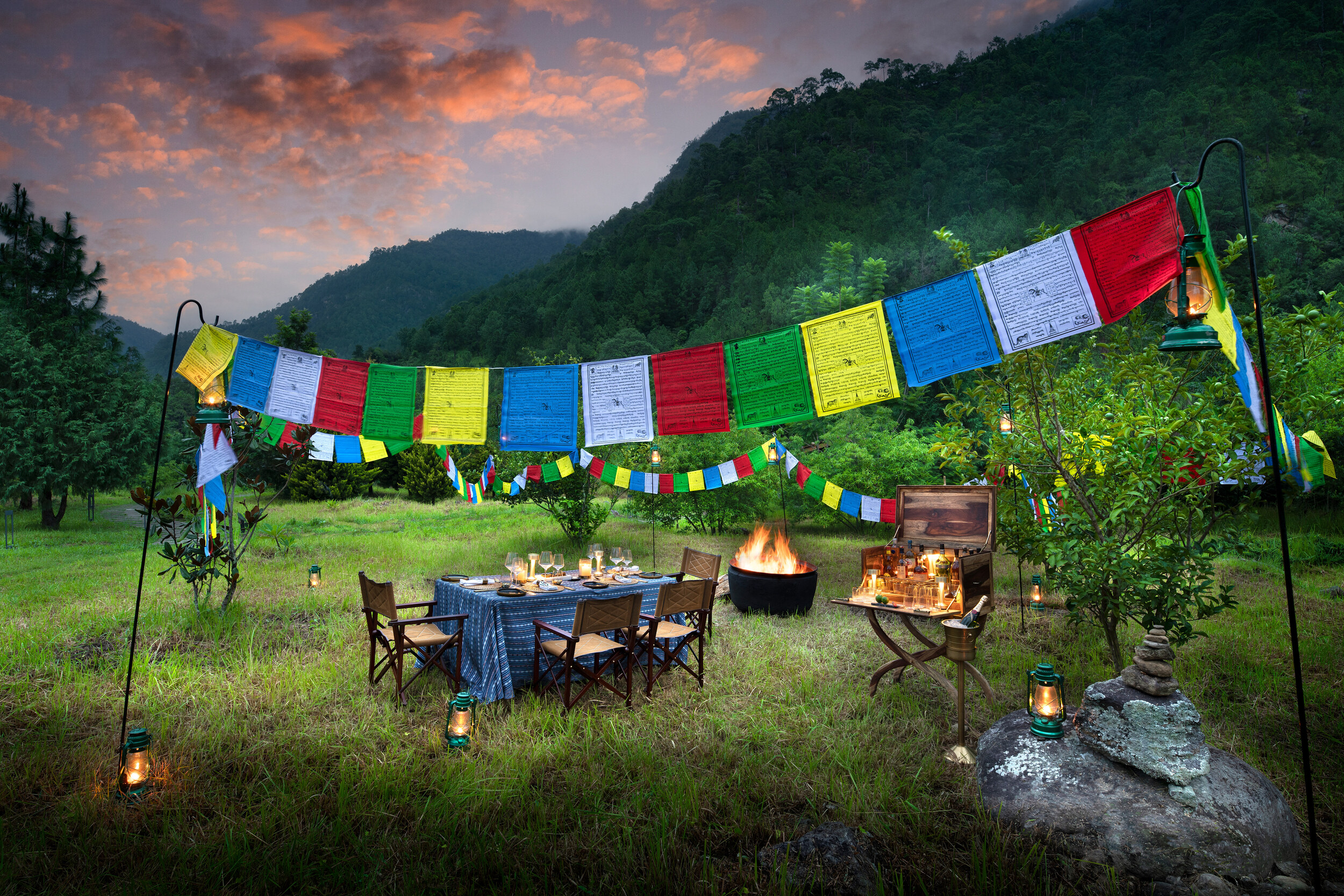 戶外營火晚餐特別佈置有為遊客祈福的藏傳佛教五彩風馬旗。