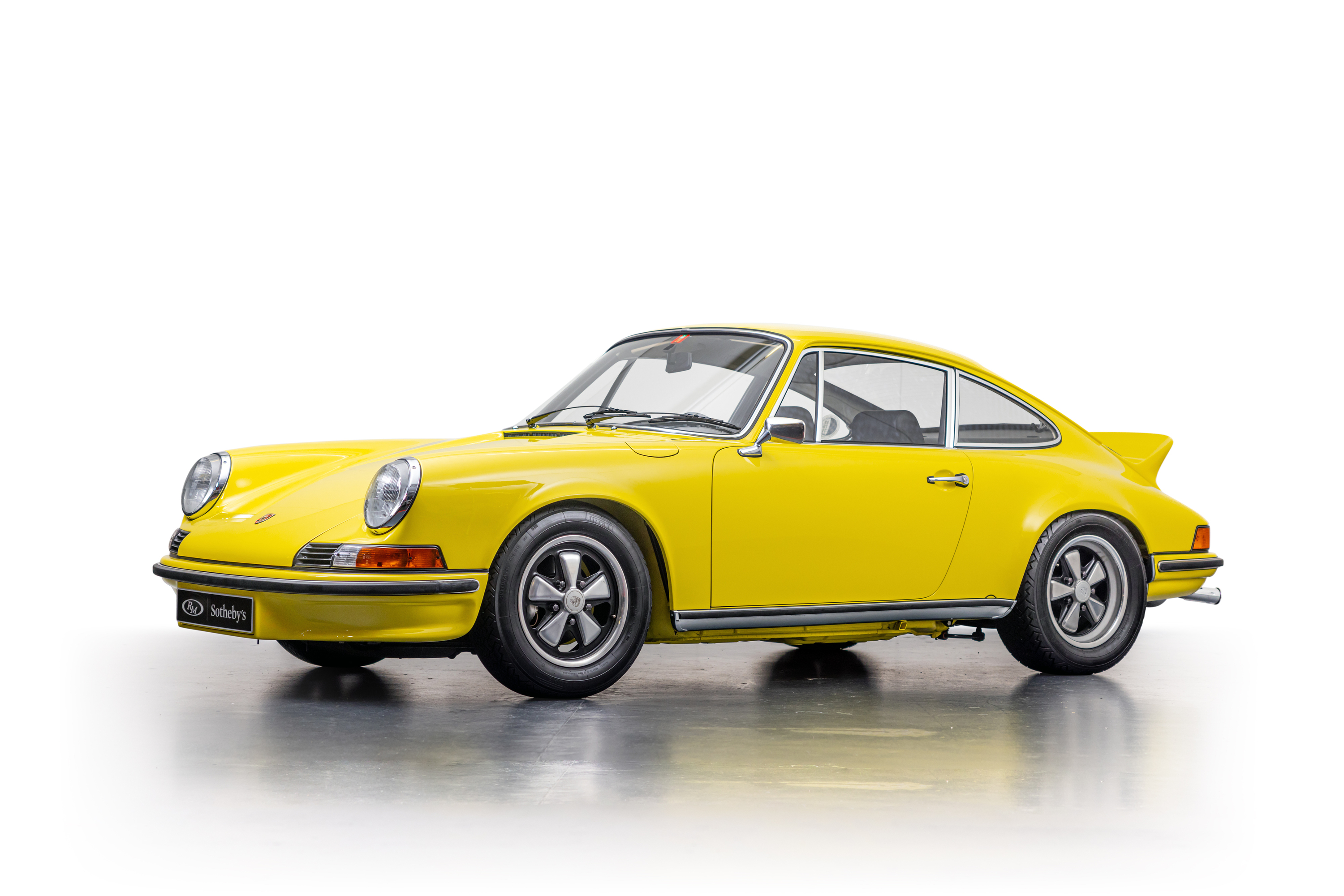 独特造型、强势性能与赛道功勋，让 911 Carrera RS 2.7 成为许多车迷心中的最高逸品。