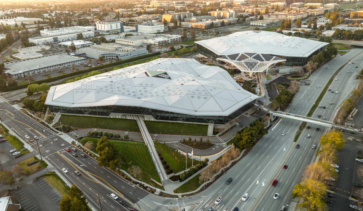 兩座總部建築宛如太空船，以獨特幾何造型將探索科技的未知想像帶入日常工作場域。（ © Gensler ∣ Jason O'Rear ）