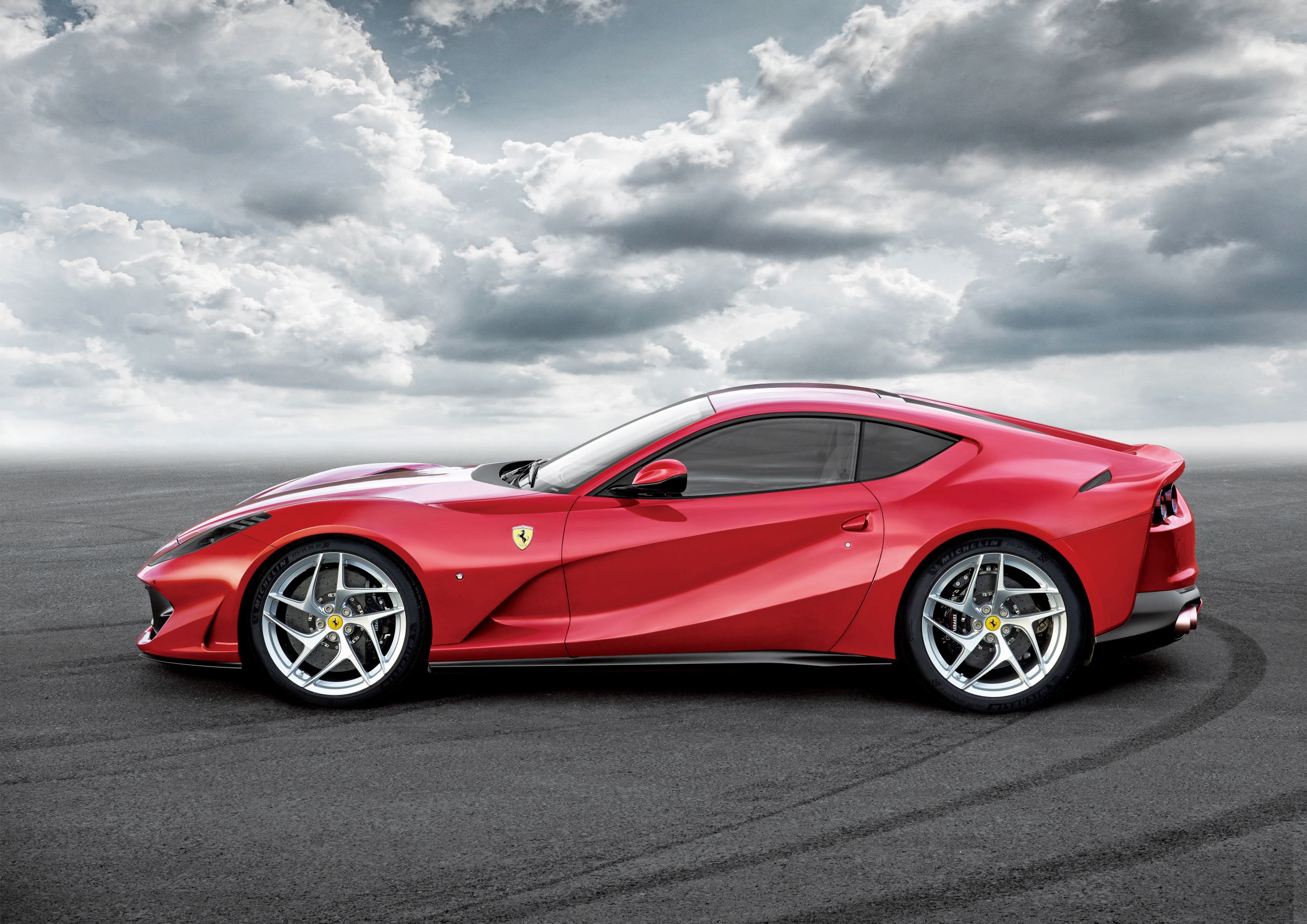 前中置 V12 引擎，812 在法拉利家族定位为最硬派顶级 GT 跑车。