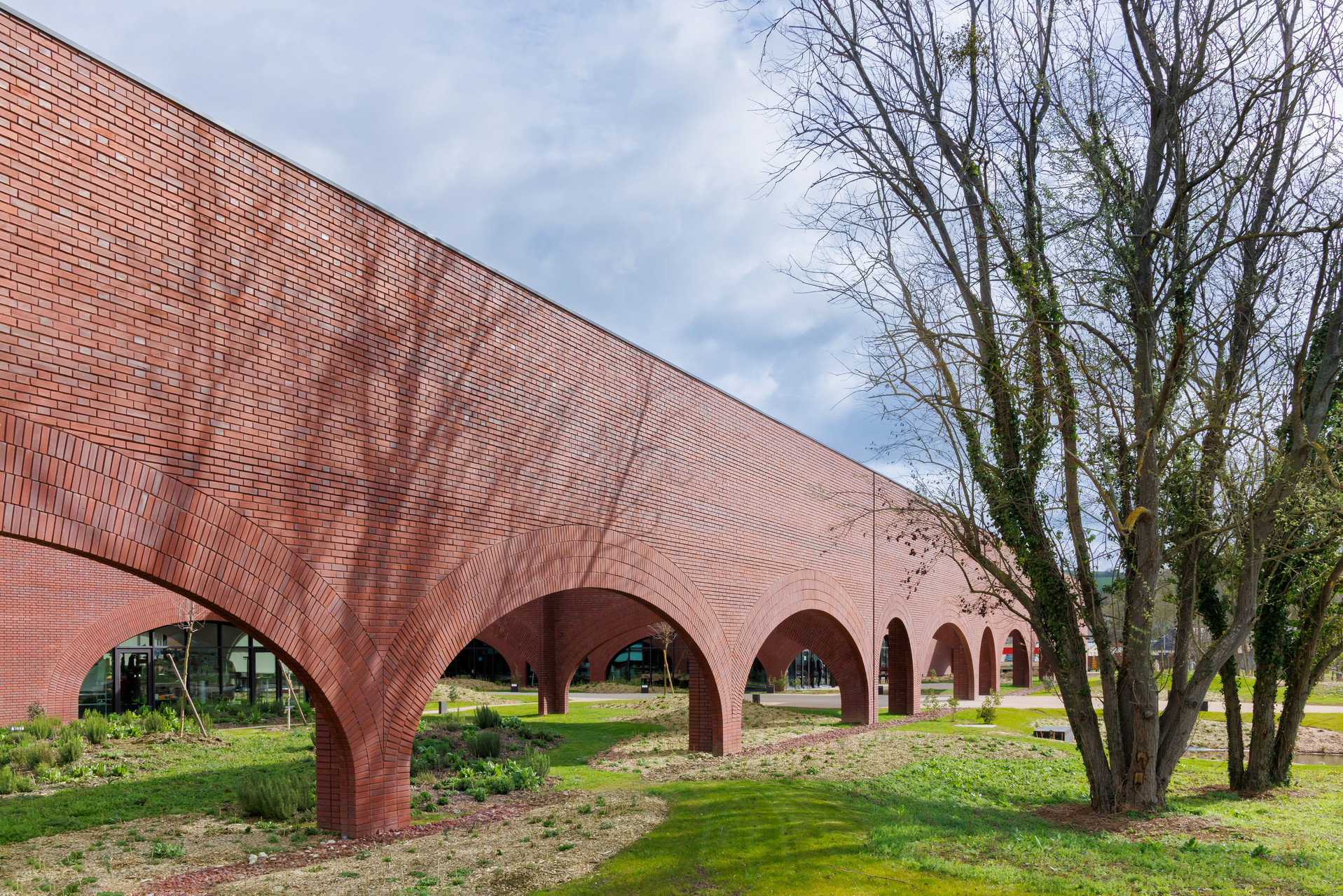 The Brick In a New Guise：Maroquinerie De Louviers 磚造美學新浪潮 - 以手工磚彰顯手作力量
