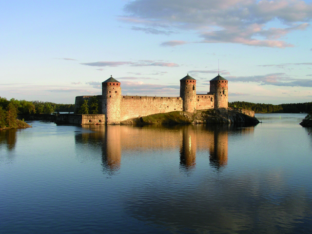 擁有三座塔樓的Olavinlinna 城堡，是世界上現存位置最北的中世紀石造城堡。