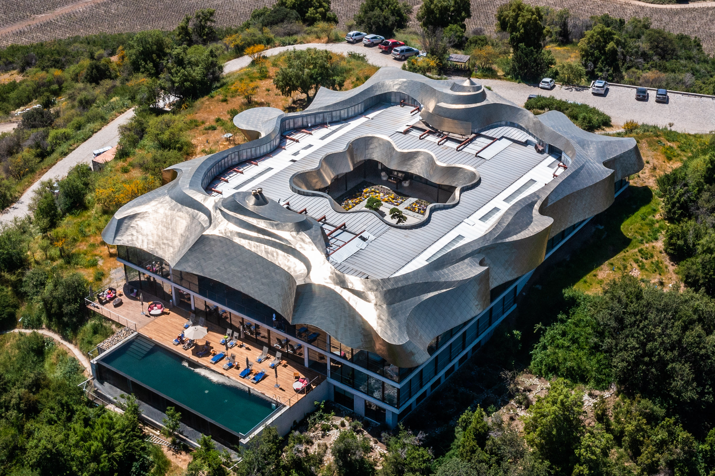 Vik Chile 特別設計有呼應周遭山湖景觀的鈦金屬屋頂。