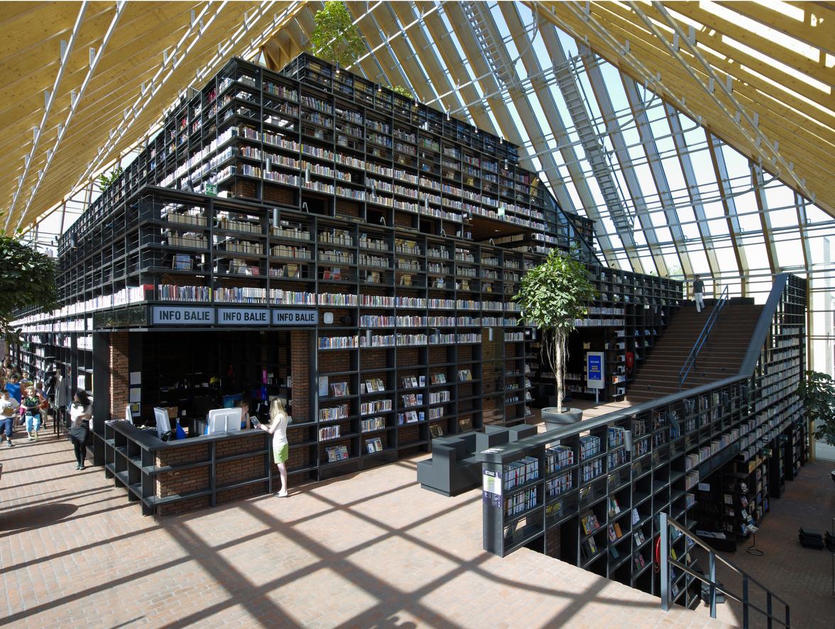 Book Mountain 玻璃金字塔內，以層疊而起的書架和層架組合出一座書山。（ Photograph by Jeroen Musch ）