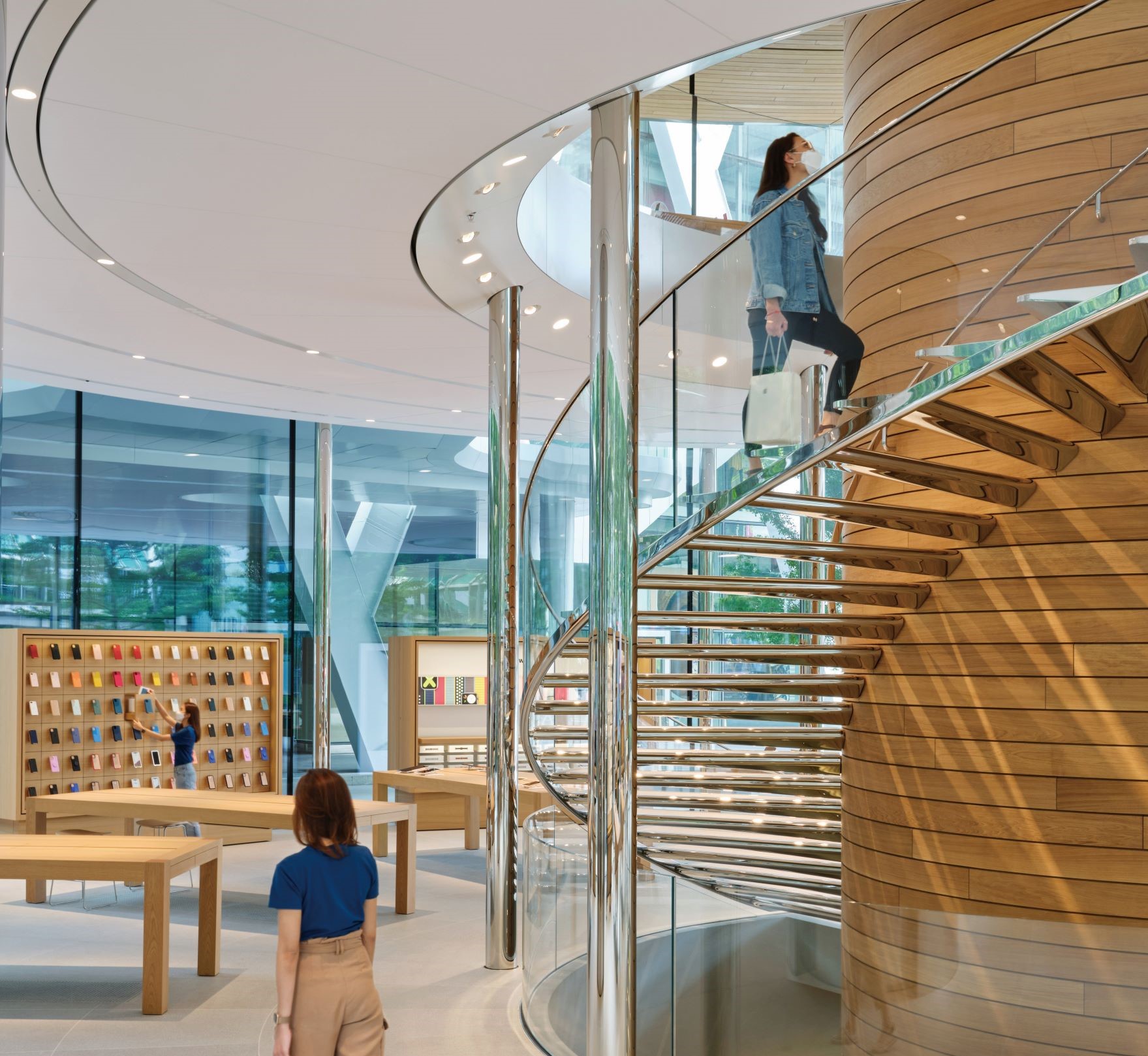 连接 1 至 2 楼的透明感不锈钢阶梯，则提点出 Apple 的科技时尚气息。