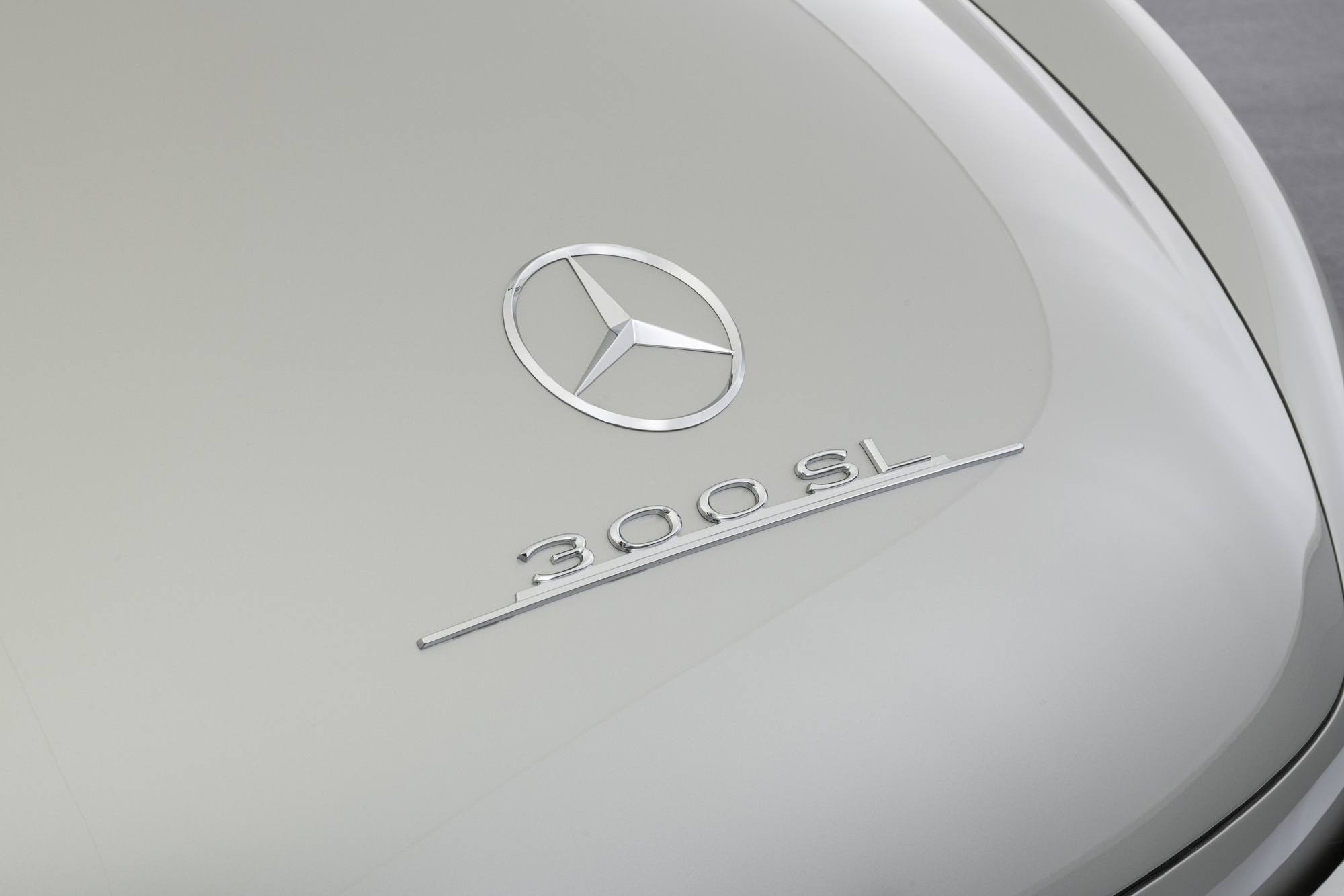Mercedes-Benz 300 SL 的名稱源自 3.0 升排氣量引 擎與「超級」( Super )、「輕量」 ( Leicht ) 的設定訴求。