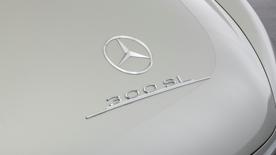 Mercedes-Benz 300 SL 的名稱源自 3.0 升排氣量引 擎與「超級」( Super )、「輕量」 ( Leicht ) 的設定訴求。