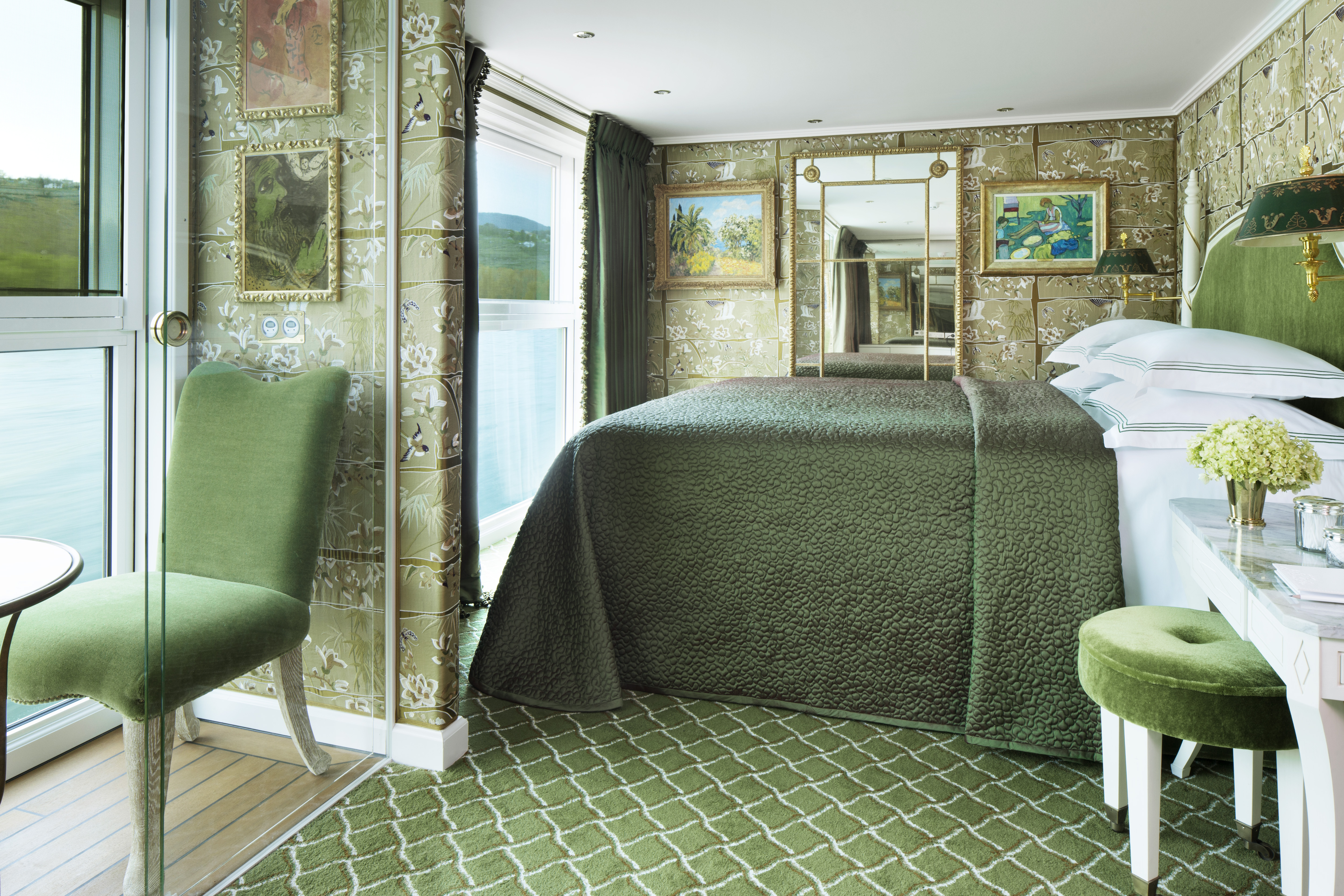 綠色系的優雅客房，躺在床上便能欣賞美麗的河岸風光。