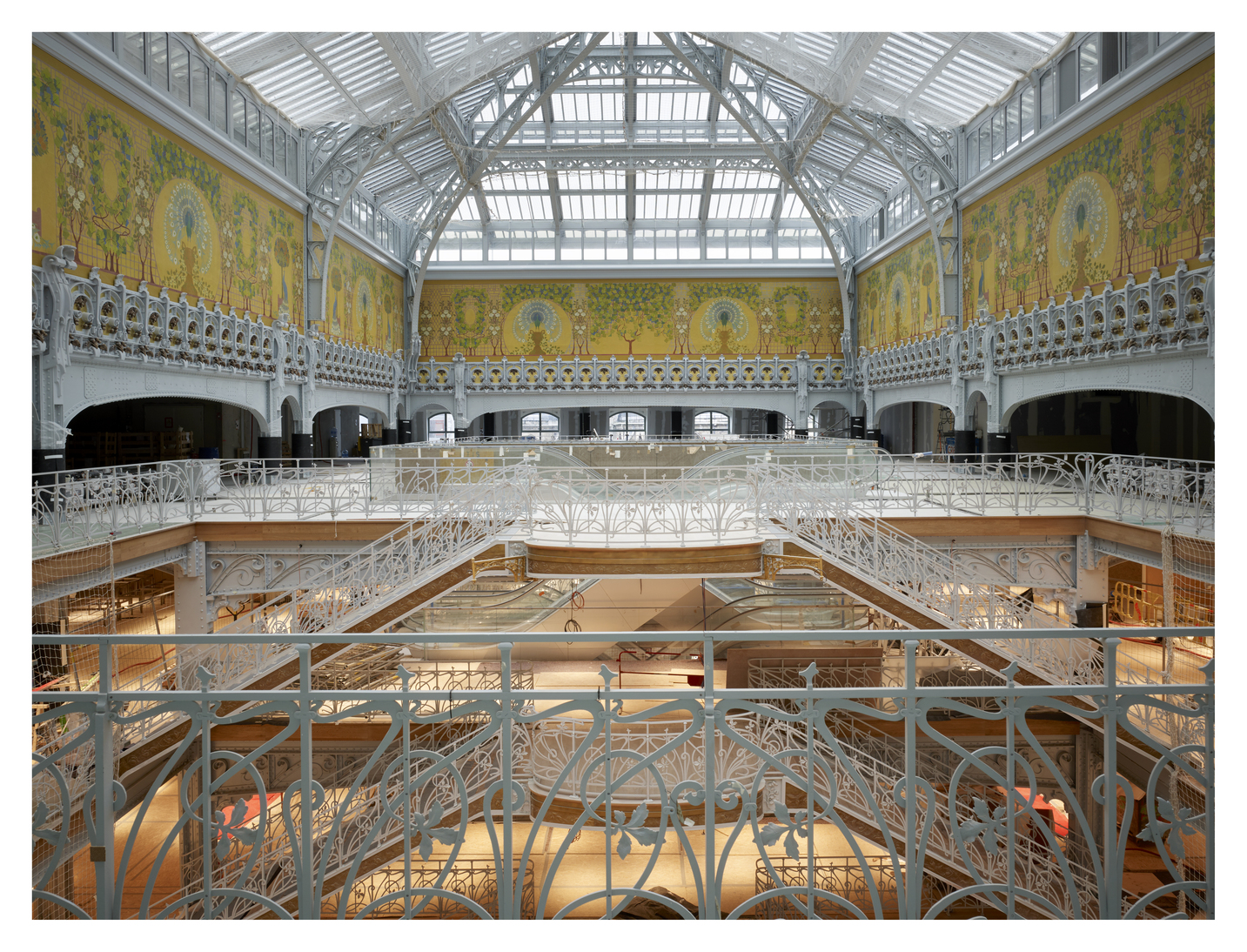 La Samaritaine 的玻璃穹顶和孔雀壁画都经过悉心修复，再现当年华丽风情。