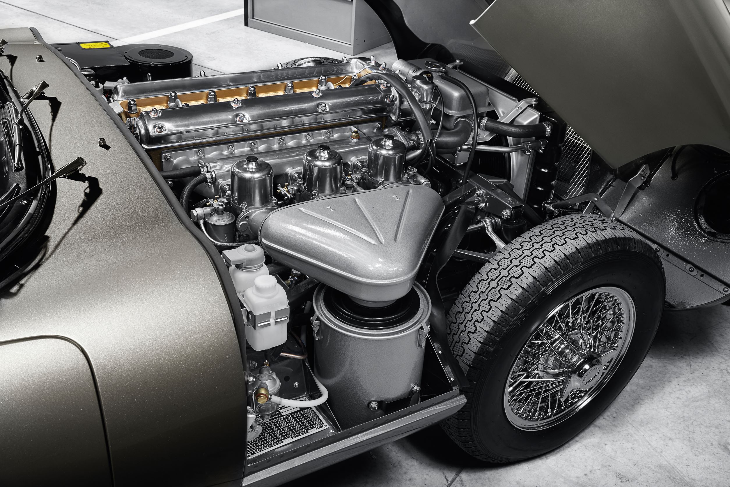 E-Type 超大的一體式引擎蓋，不僅修飾了鈑件線條，也讓引擎維修變得更輕鬆。