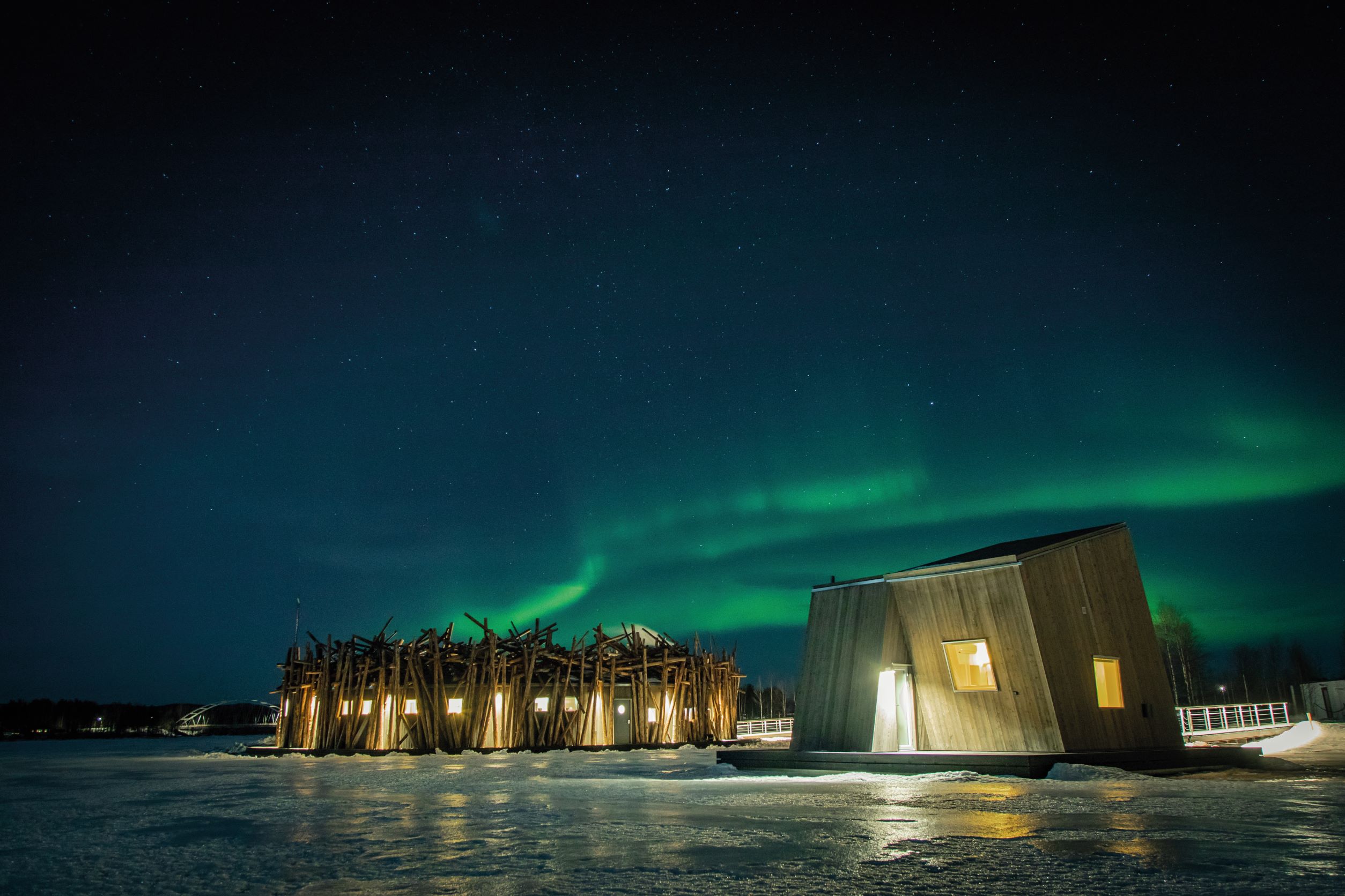 位於極光帶上的 Arctic Bath，在冬季天氣清朗時，便有機會欣賞到神秘又壯觀的綠光之舞。