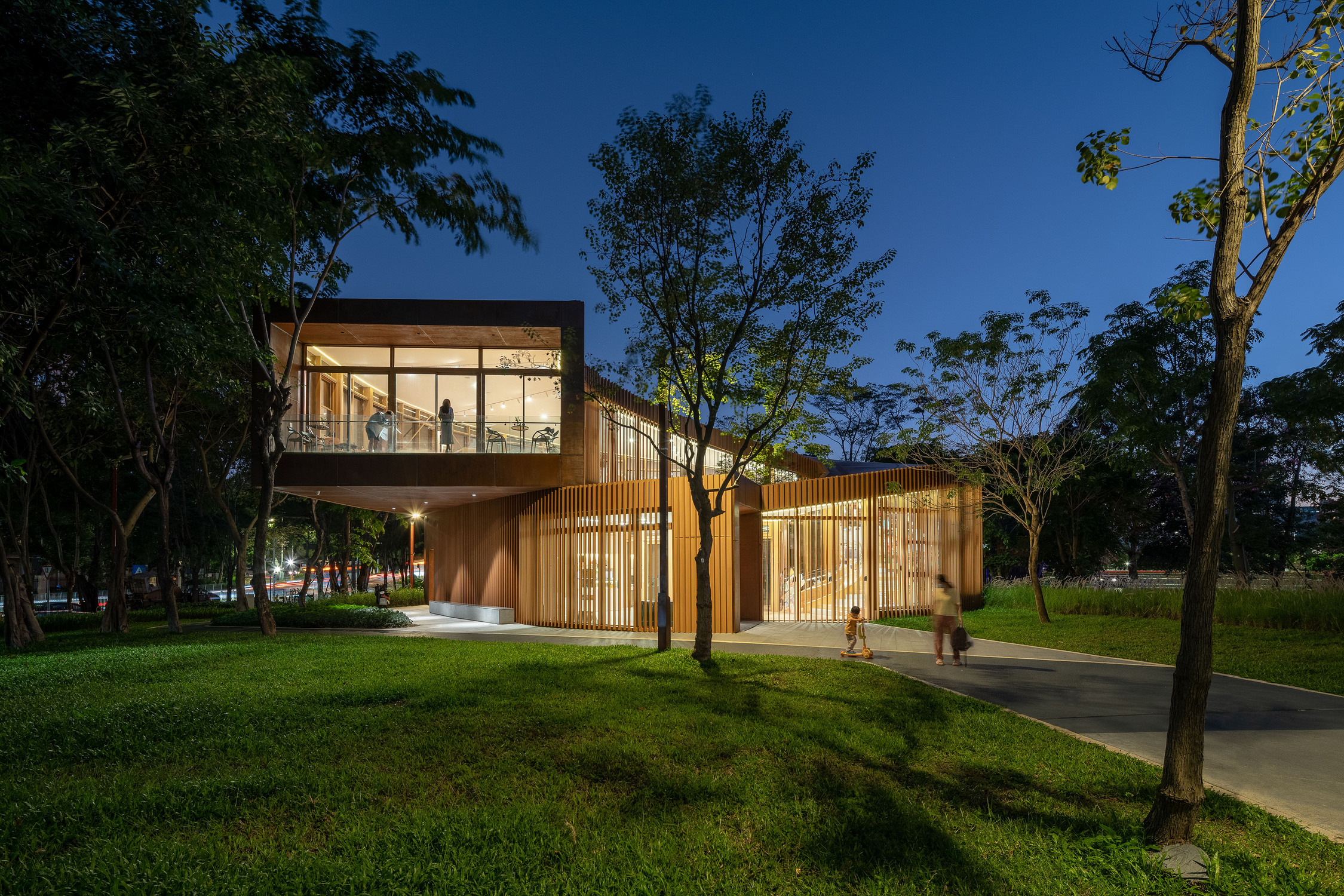 夜里明亮的 Serpentine Bookhouse，随即化身为公园里引人注目的造型灯塔。
