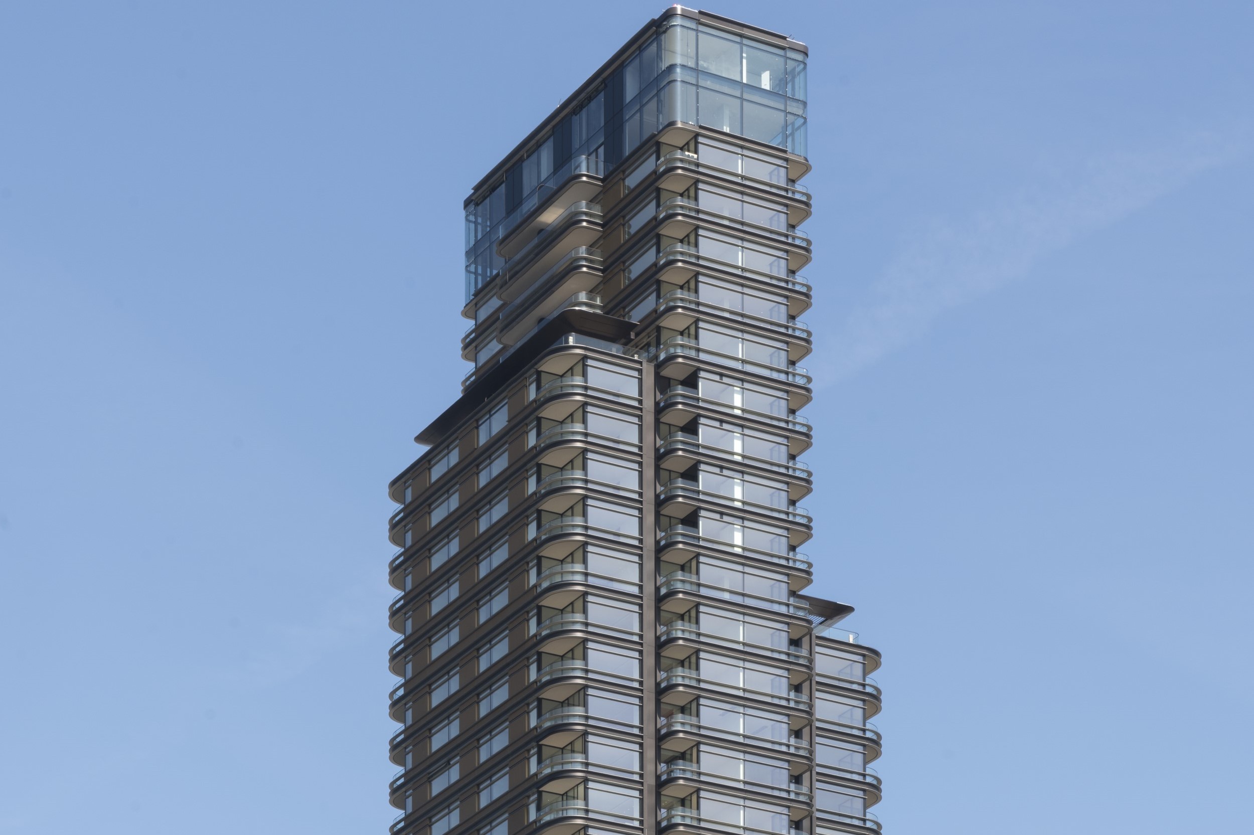 Principal Tower 以 3 个高低各不相同的细长塔体，展现不同的建筑设计内涵。