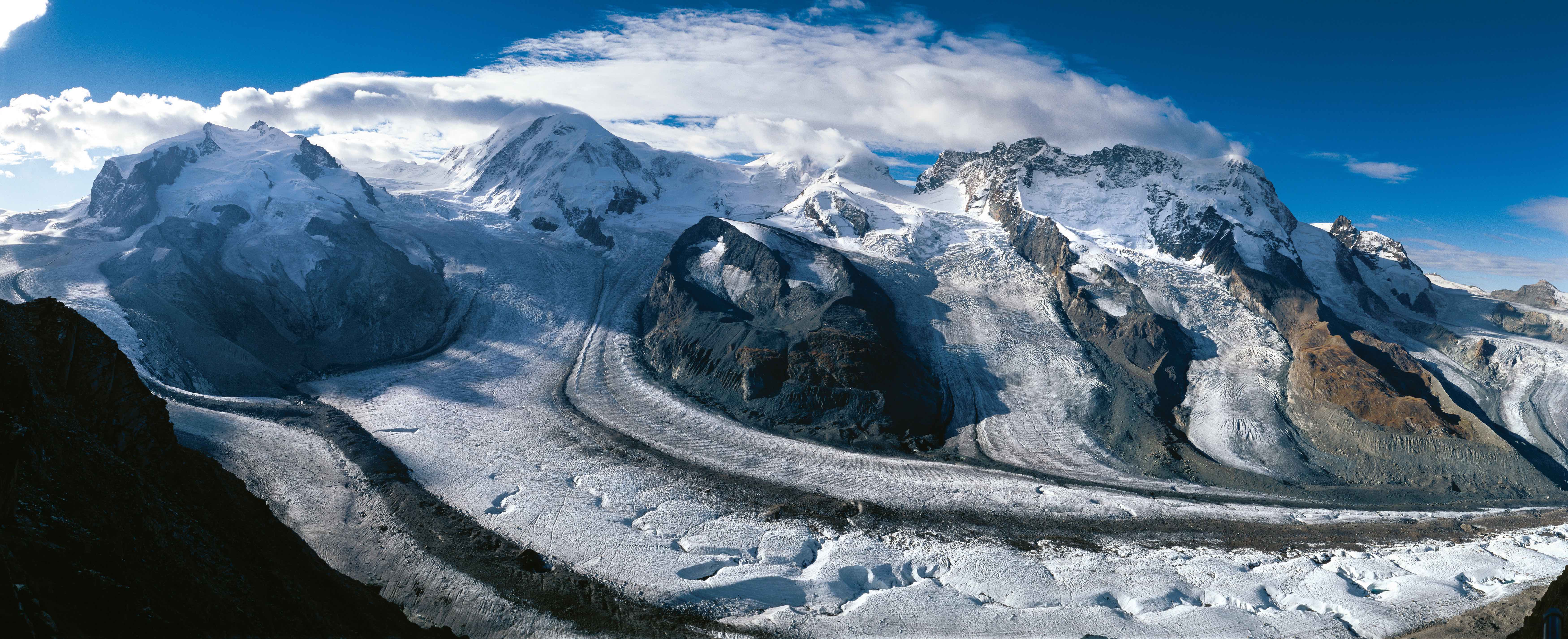 在策馬特的高納葛拉特觀景台前，還能順到欣賞著名的 Gorner 冰河。