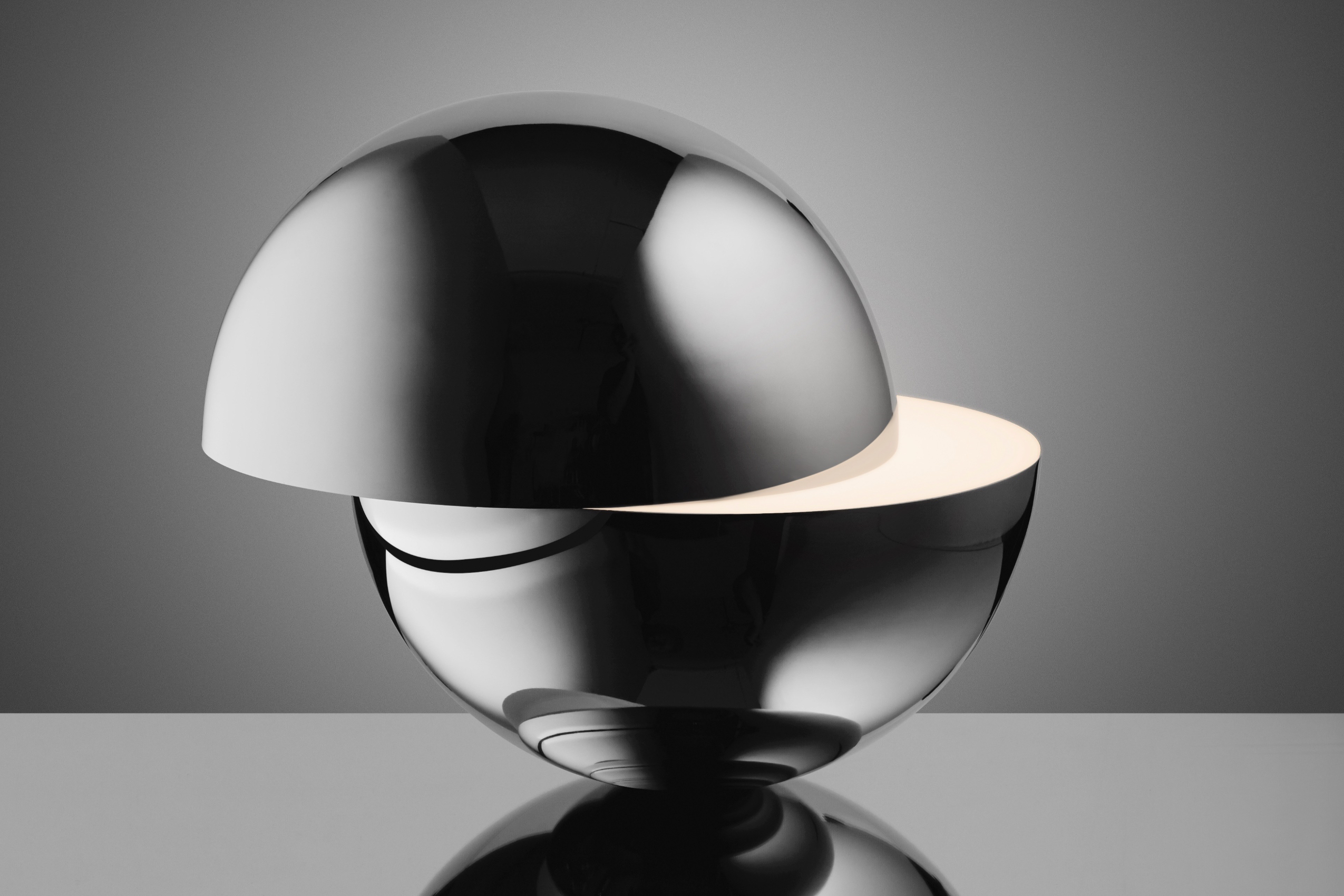 Tidal桌燈，是以拋光金屬和不透明壓克力製成，兩個平衡的半球營造出被看不見的重力拉開的趣味視角。