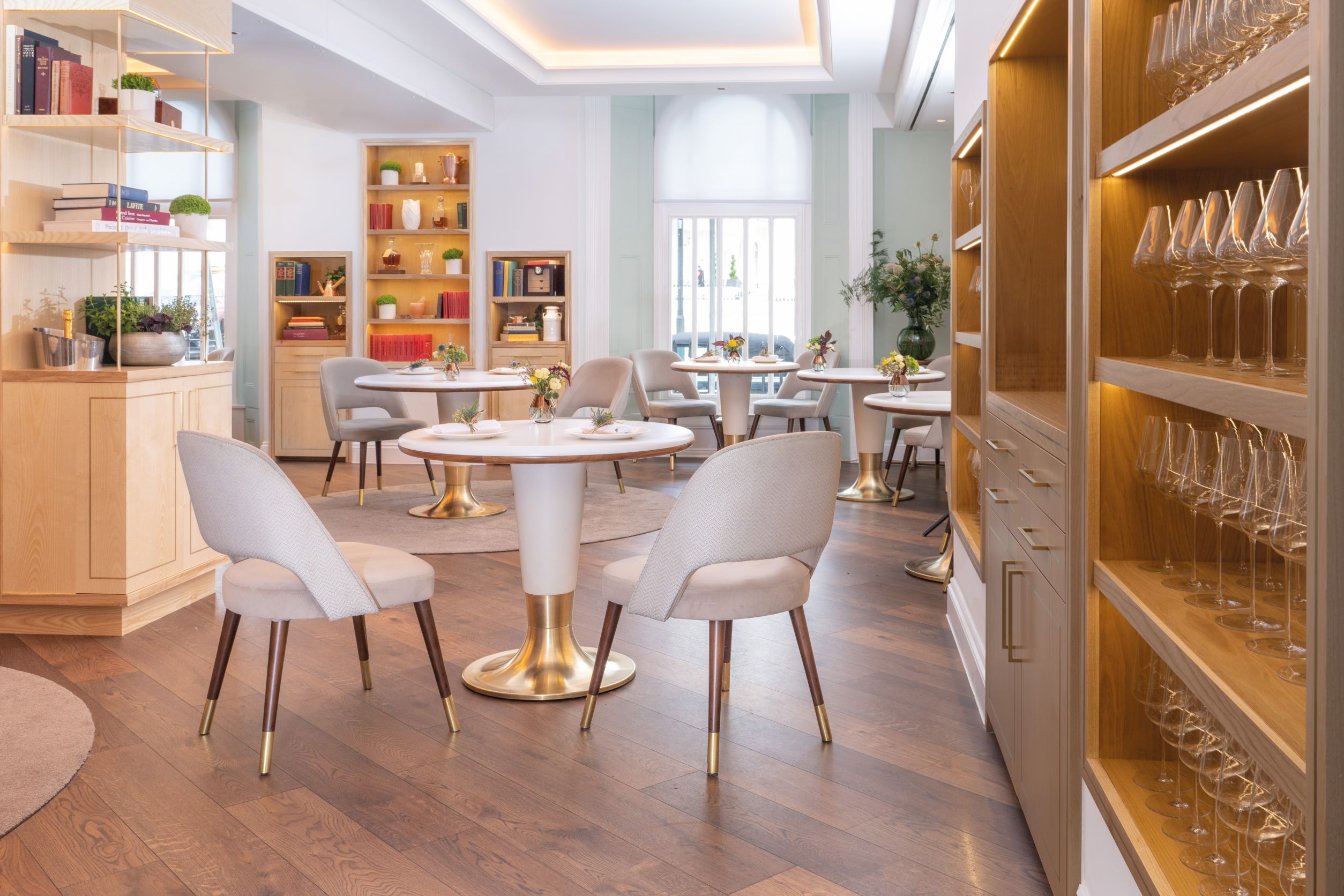 Core by Clare Smyth 餐廳裡設計優雅簡約，給人一種像家ㄧ般的溫馨感。
