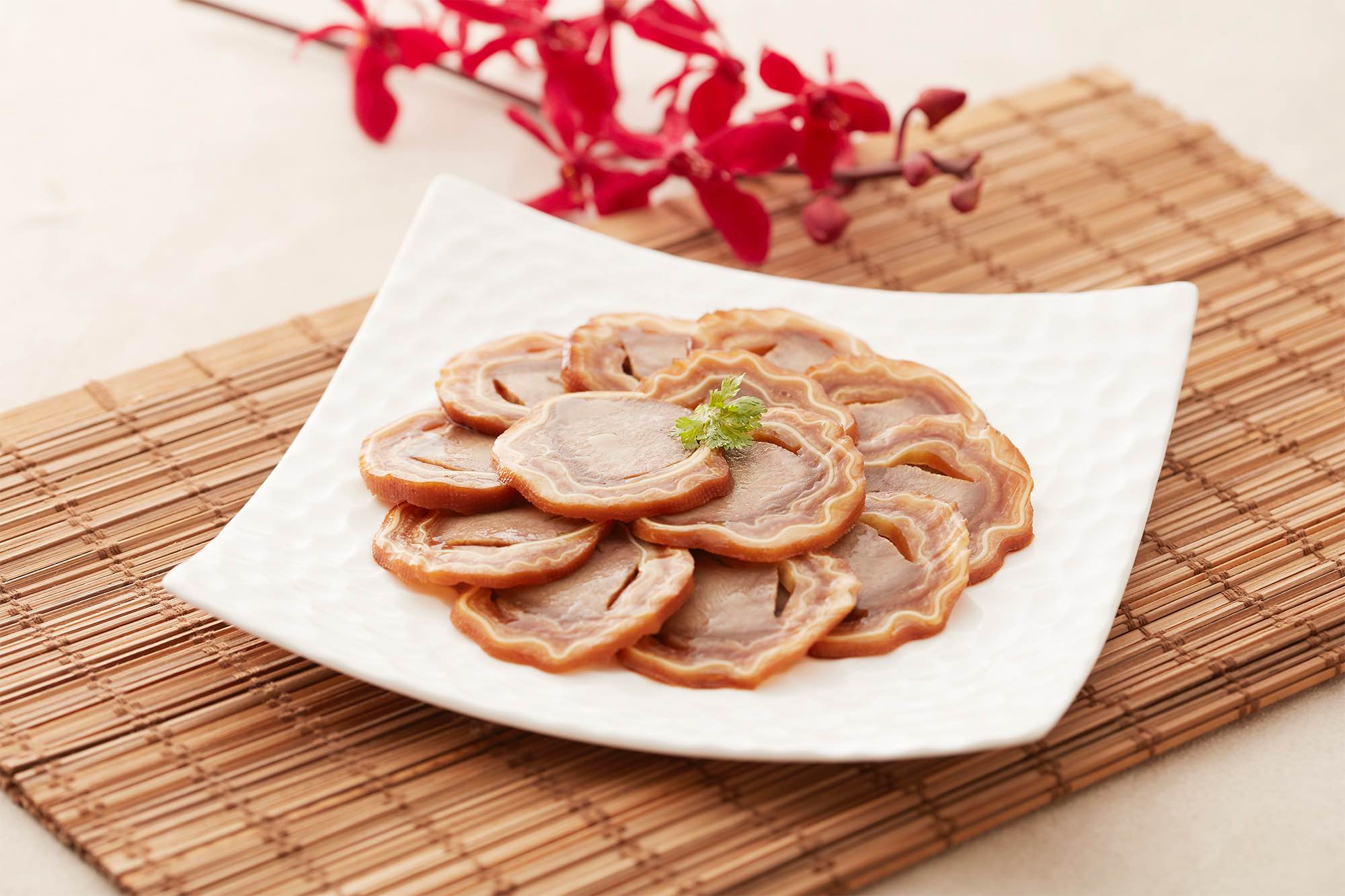 用豬耳朵加豬舌頭做成的悄悄話是請客樓的人氣涼菜。