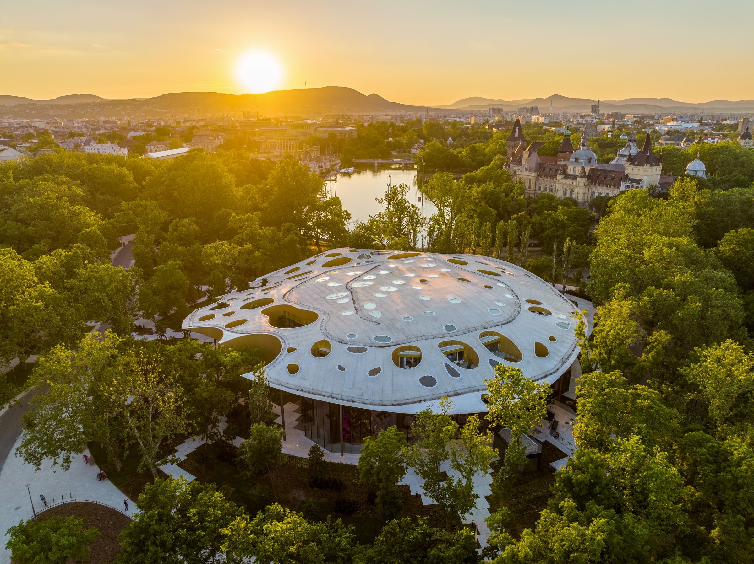 音樂之家的白色漂浮屋頂，以近百個不規則弧形天井引入自然光。 (Liget Budapest © Palkó György)