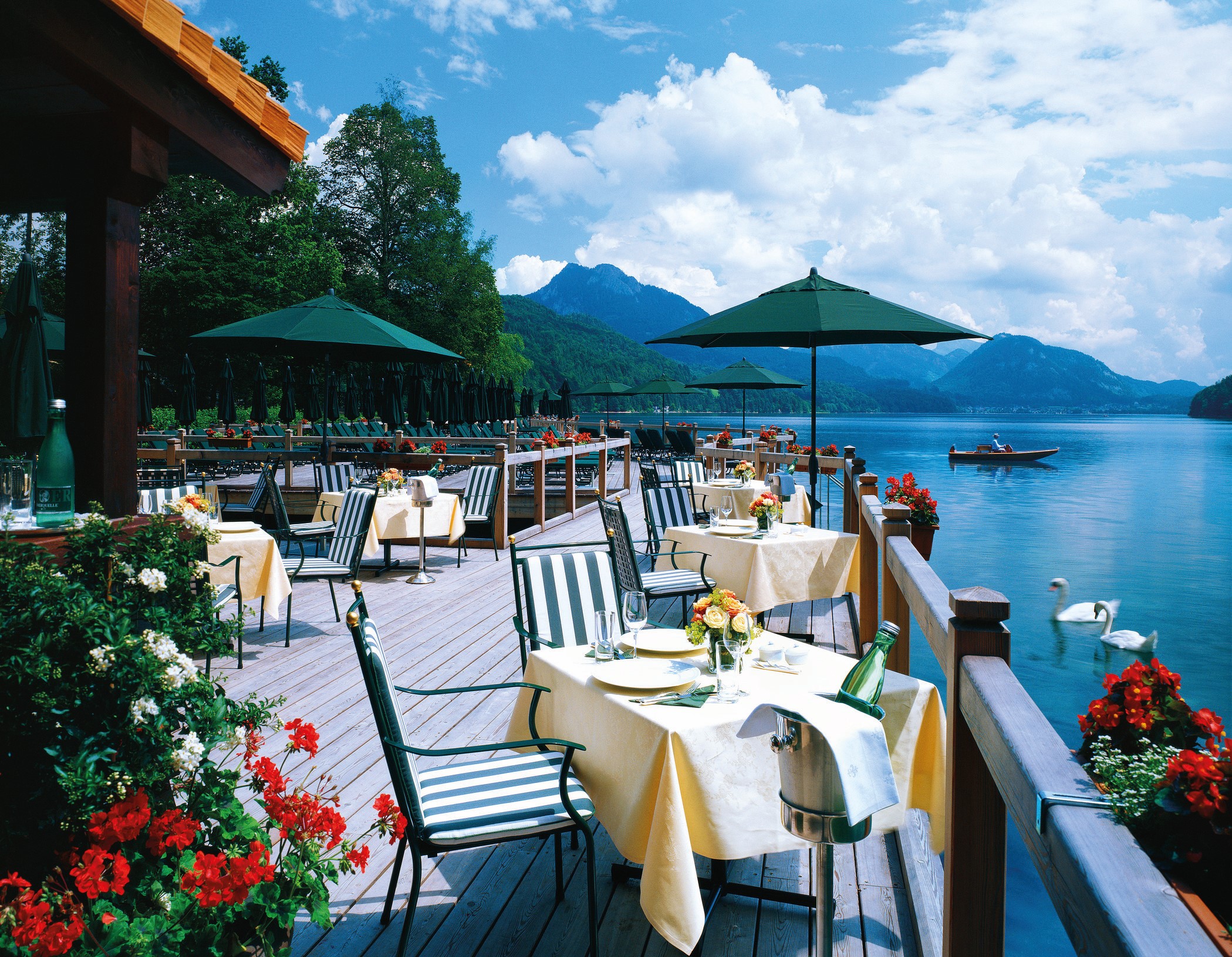 坐擁美麗湖景的 Schloss Fuschl 露天湖畔用餐區。