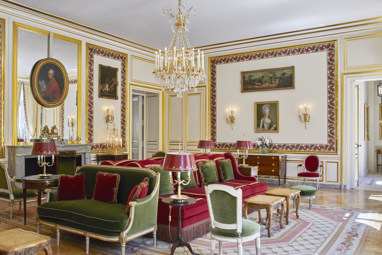 從華美的水晶燈、 典雅的壁面裝飾到精緻的餐具，Le Grand Contrôle 餐廳在在重現令人驚嘆的皇家用餐藝術。