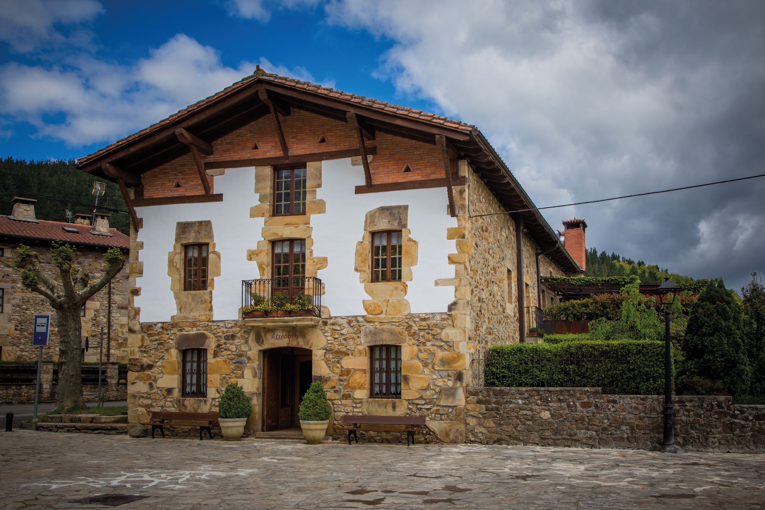 由保留當地傳統建築特色的百年石頭老屋改建而成的 Asador Etxebarri。