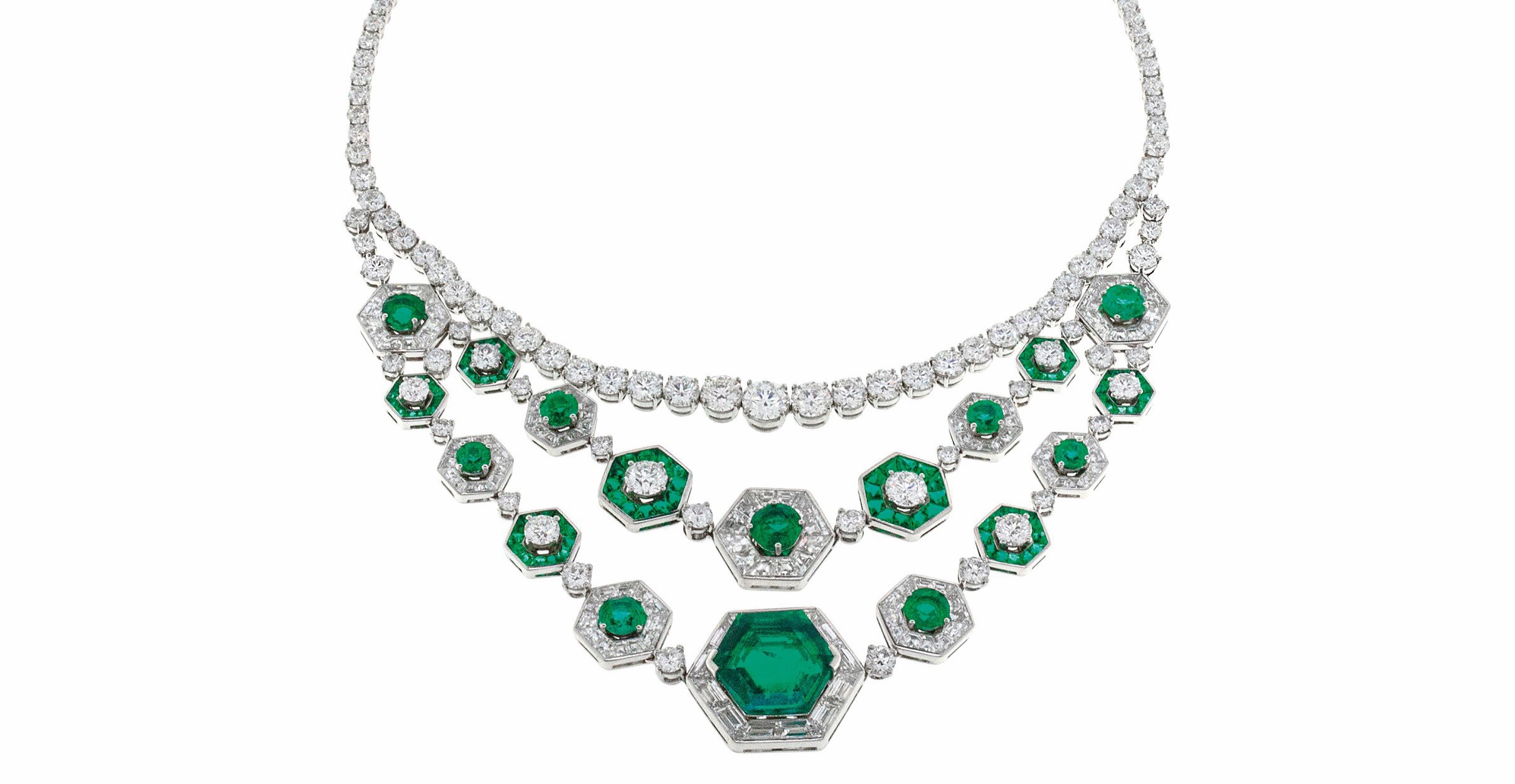 上世纪 50 年代，宝格丽第二代传人 Constantino Bulgari 和 Giorgio Bulgari 兄弟决心推翻当时主流的钻石饰品，选用彩色半宝石和珍稀宝石为主角，嵌入以罗马建筑为灵感设计的贵金属座台，就此确立品牌的传世风格，成为全球珠宝业引领风潮的先锋。