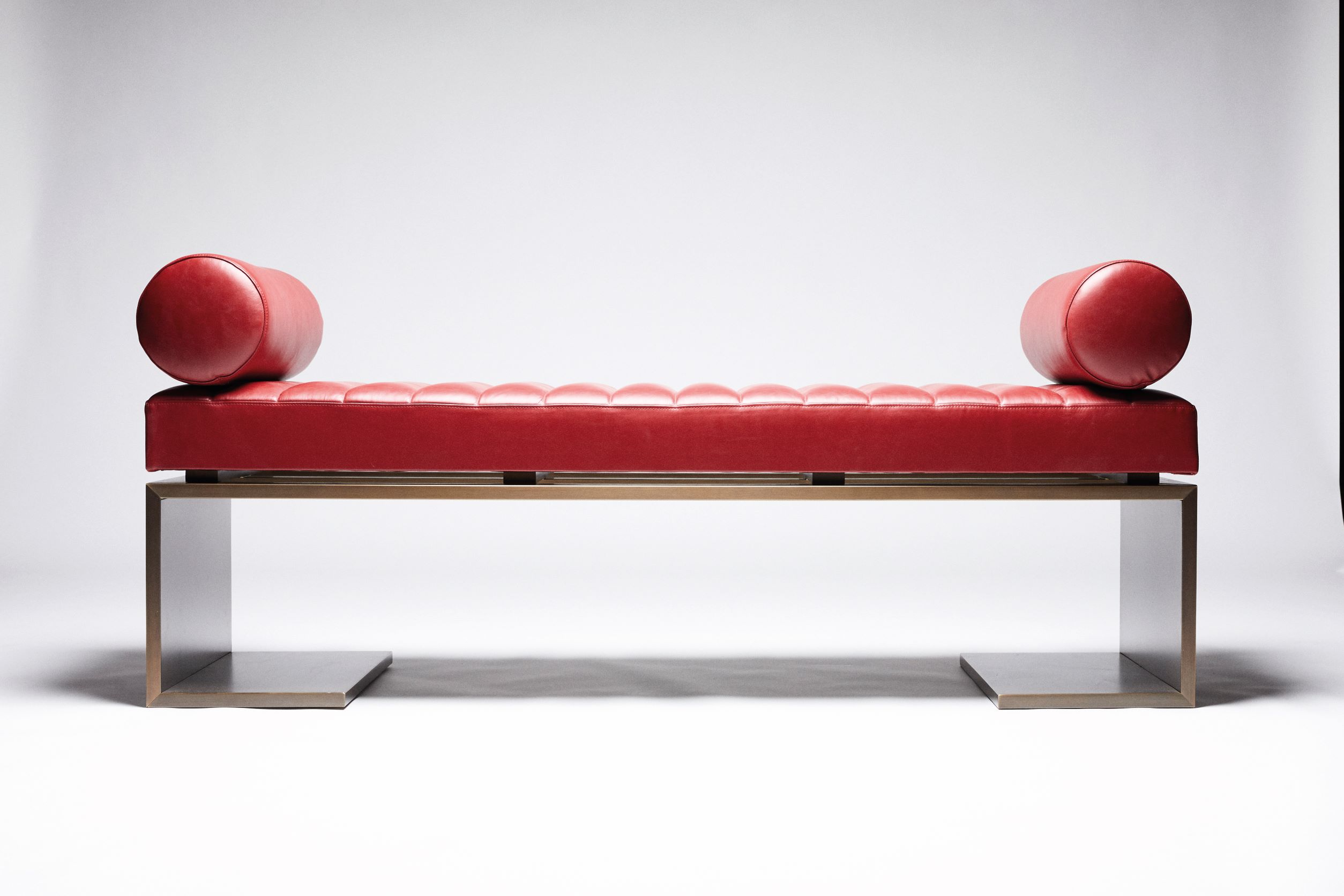 Kimani 長凳是簡約與現代之間的結合，這件作品定義了 Reda Amalou 的特色：純淨的線條。