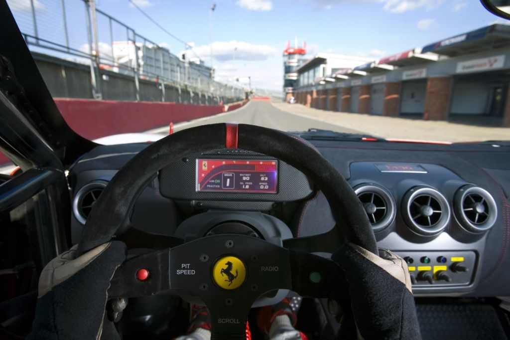 Ferrari Challenge 賽車家族都擁有專屬駕駛介面，較市售作品更具戰鬥感。