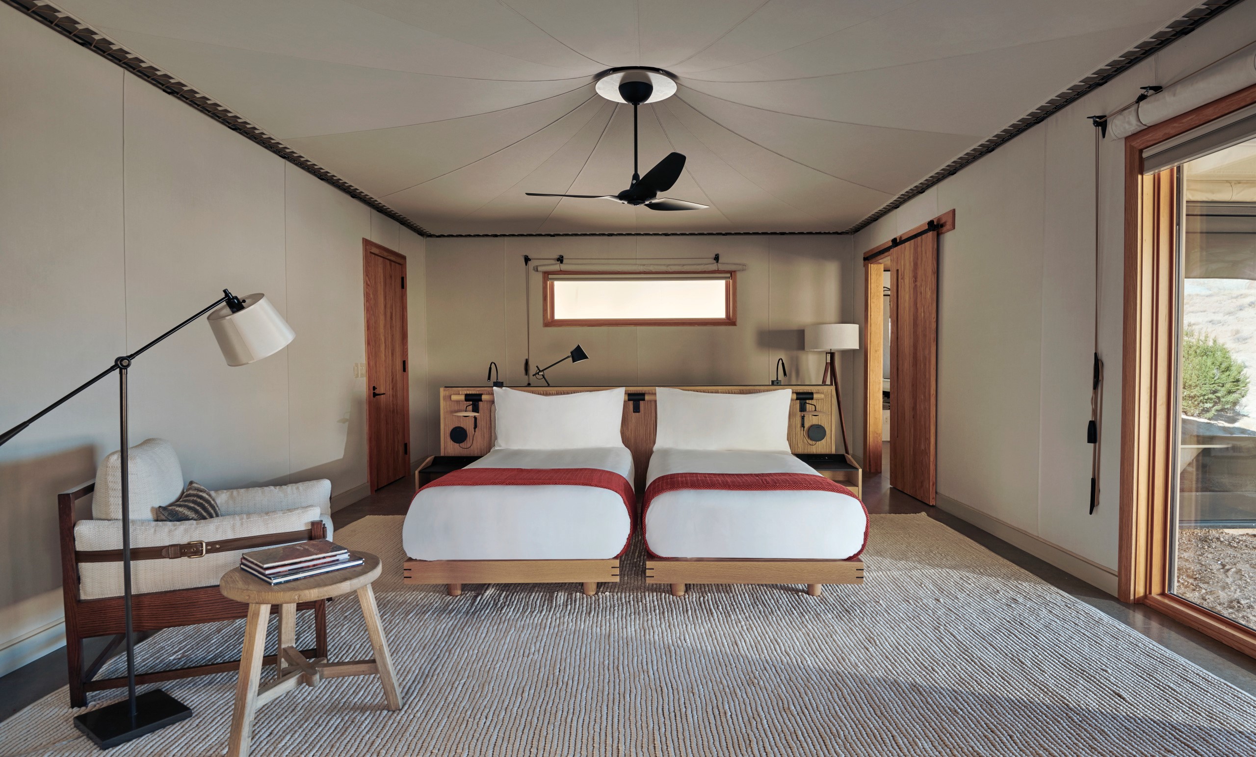 寬敞的雙床臥房同樣以充滿質感的手工原木訂製傢俱，營造出質樸又帶有懷舊冒險感的空間氛圍。