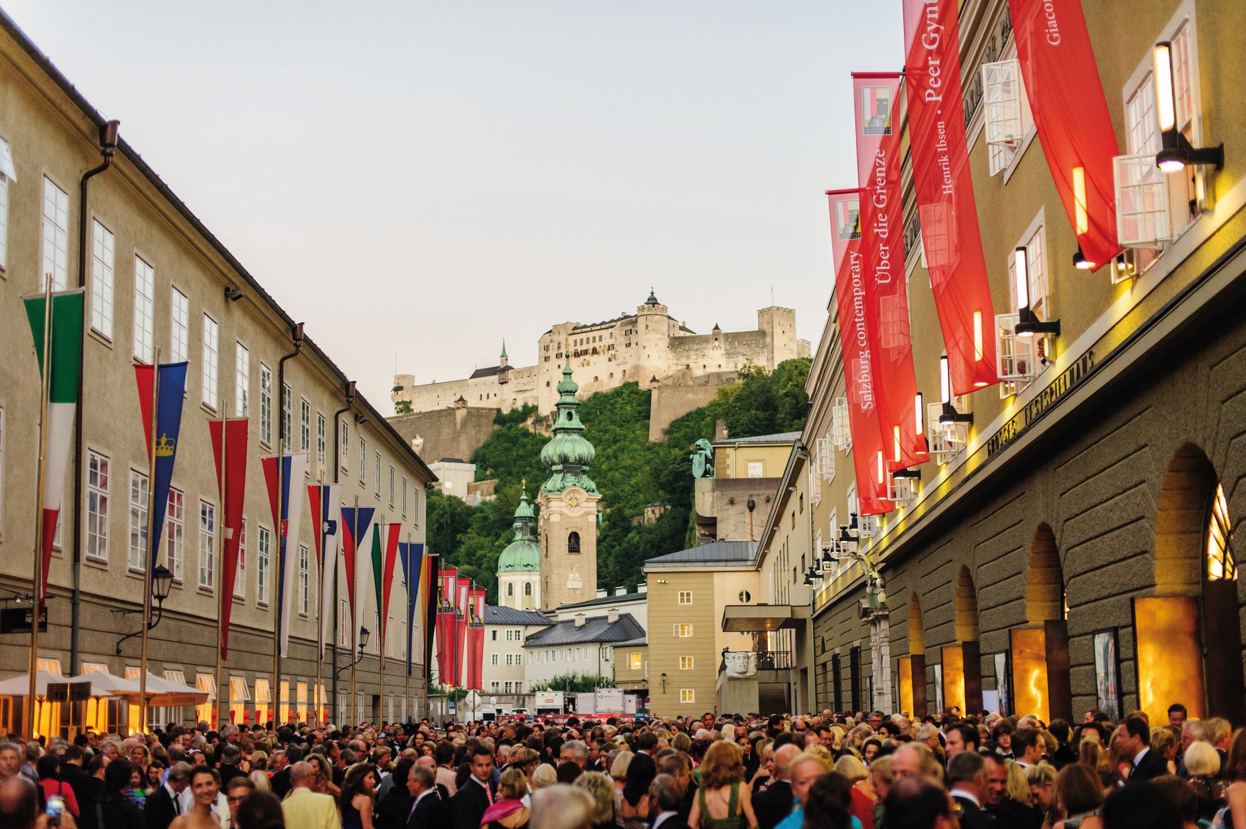 每年音樂節期間，薩爾茲堡古城區都會擠滿來自世界各地的遊客。（© Tourismus Salzburg）
